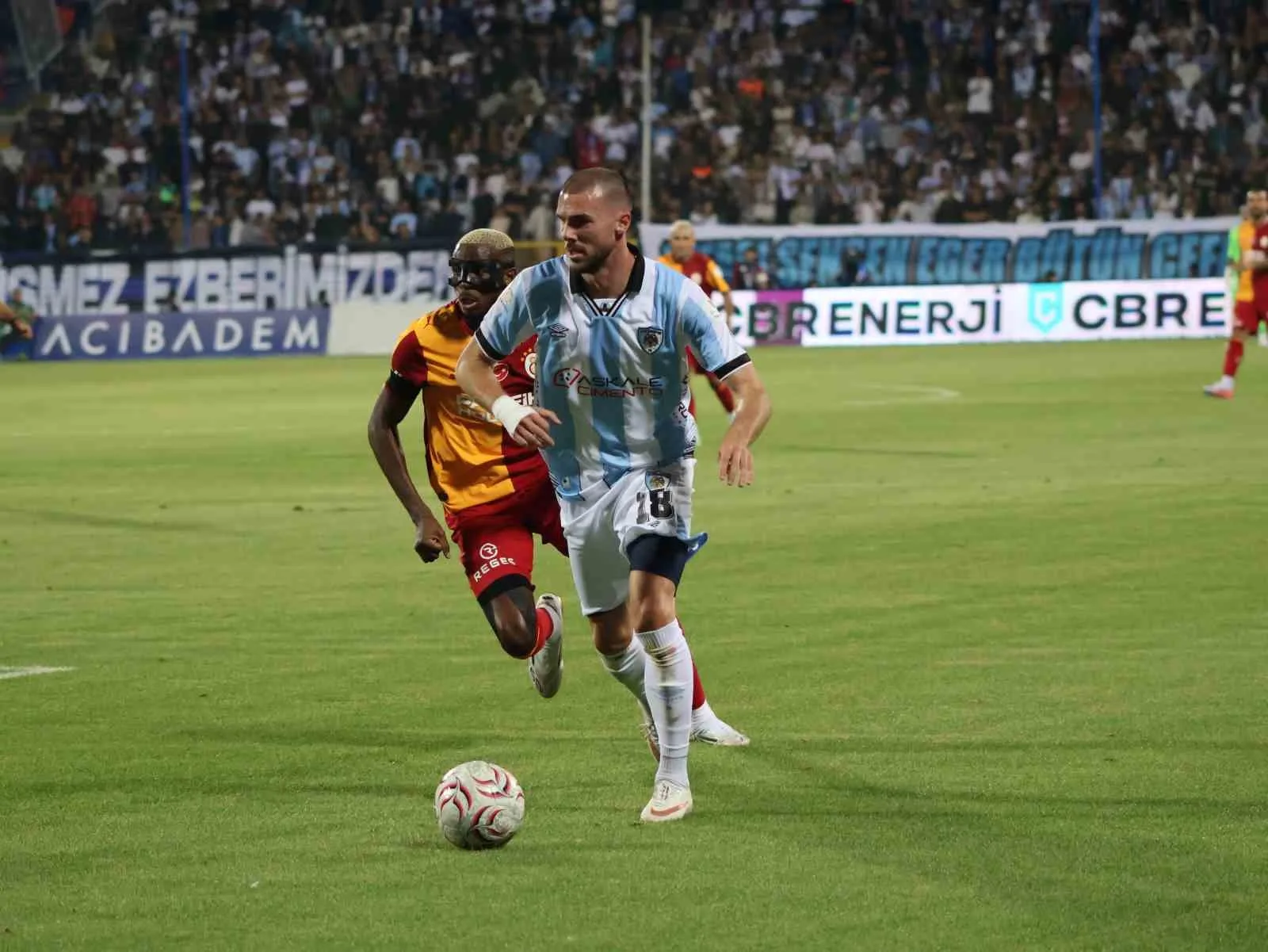 TRENDYOL SÜPER LİG’İN 2. HAFTA AÇILIŞ MAÇINDA ERZURUMSPOR FK, SAHASINDA GALATASARAY İLE KARŞI KARŞIYA GELİYOR. MÜCADELENİN İLK YARISI SARI-KIRMIZILI EKİBİN 3-0 ÜSTÜNLÜĞÜYLE SONA ERDİ.