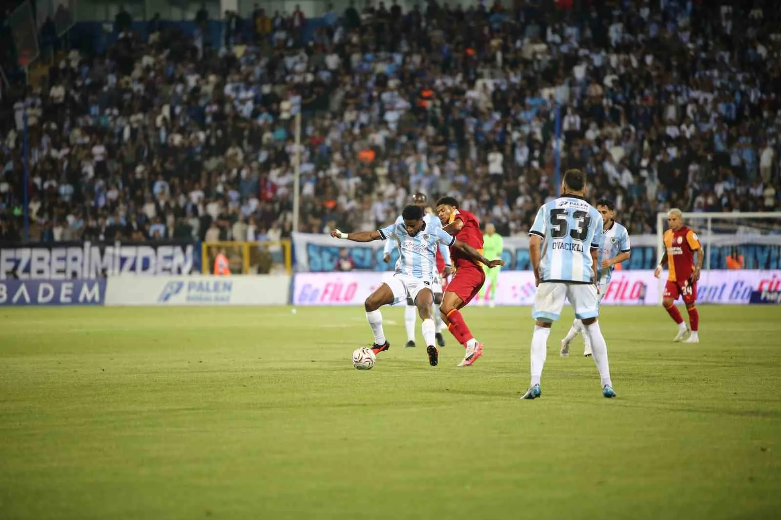 TRENDYOL SÜPER LİG’İN 2. HAFTA AÇILIŞ MAÇINDA ERZURUMSPOR FK, SAHASINDA GALATASARAY İLE KARŞI KARŞIYA GELİYOR. MÜCADELENİN İLK YARISI SARI-KIRMIZILI EKİBİN 3-0 ÜSTÜNLÜĞÜYLE SONA ERDİ.