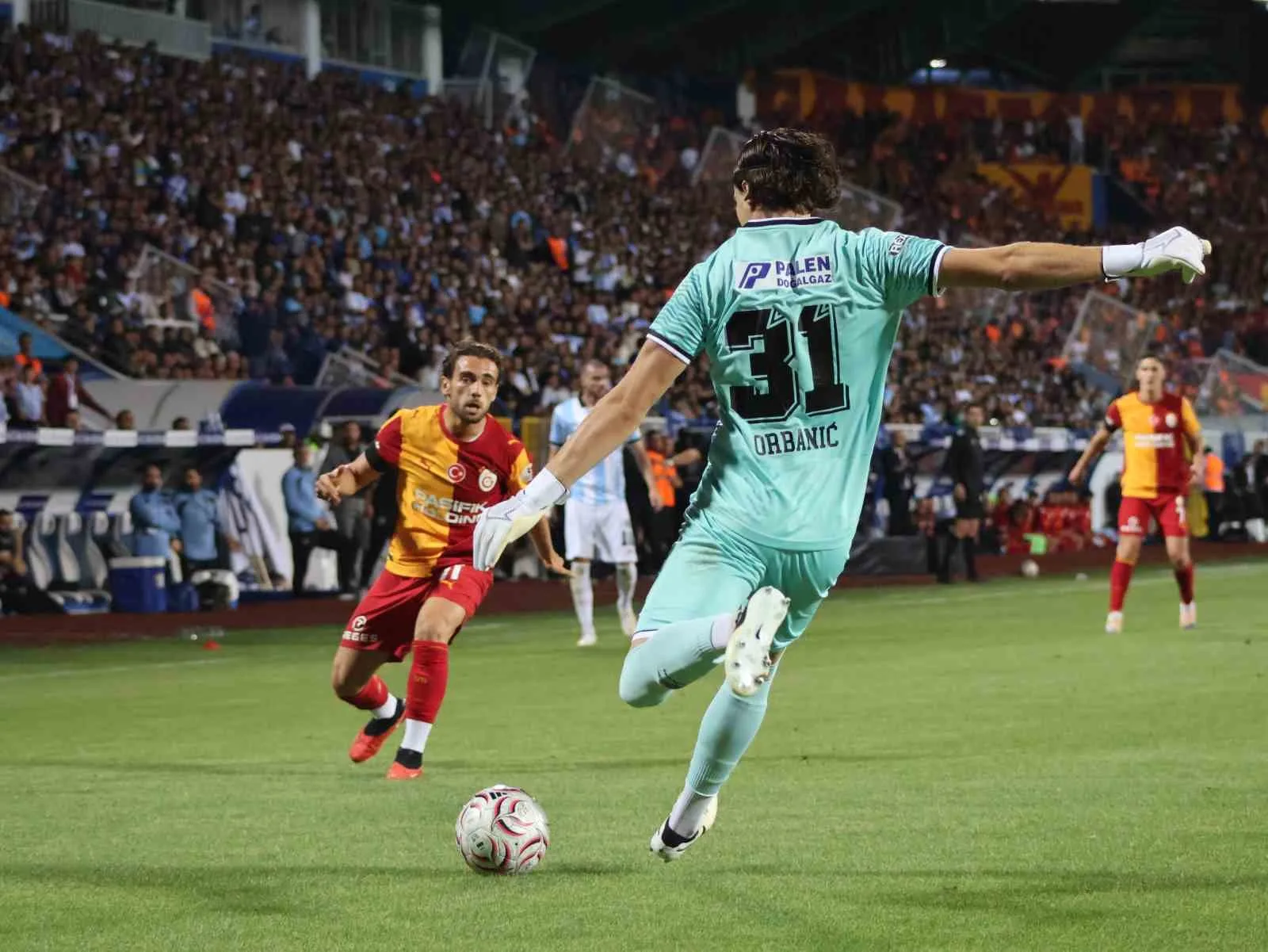 TRENDYOL SÜPER LİG’İN 2. HAFTA AÇILIŞ MAÇINDA ERZURUMSPOR FK, SAHASINDA GALATASARAY İLE KARŞI KARŞIYA GELİYOR. MÜCADELENİN İLK YARISI SARI-KIRMIZILI EKİBİN 3-0 ÜSTÜNLÜĞÜYLE SONA ERDİ.