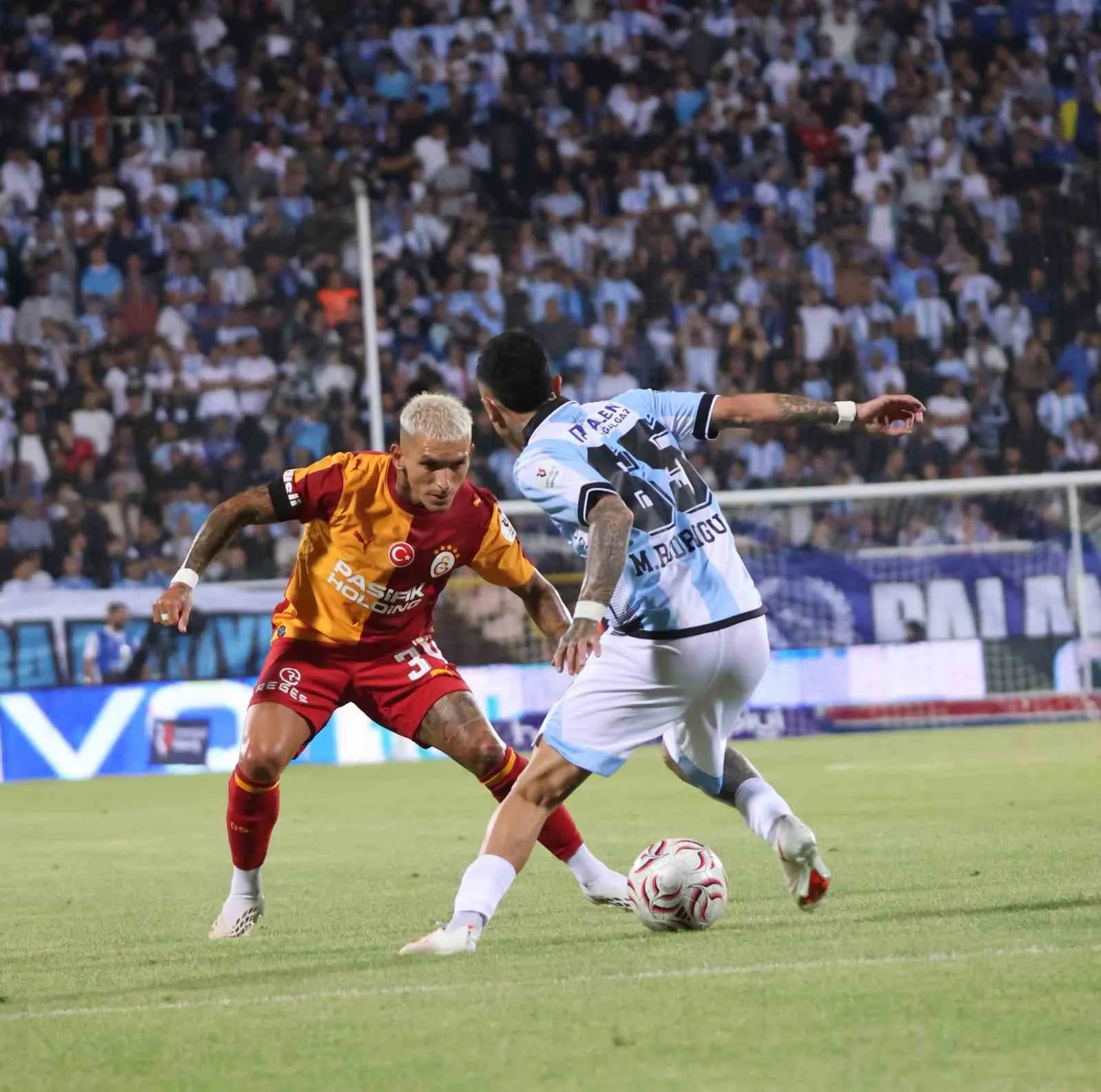 TRENDYOL SÜPER LİG’İN 2. HAFTA AÇILIŞ MAÇINDA ERZURUMSPOR FK, SAHASINDA GALATASARAY İLE KARŞI KARŞIYA GELİYOR. MÜCADELENİN İLK YARISI SARI-KIRMIZILI EKİBİN 3-0 ÜSTÜNLÜĞÜYLE SONA ERDİ.