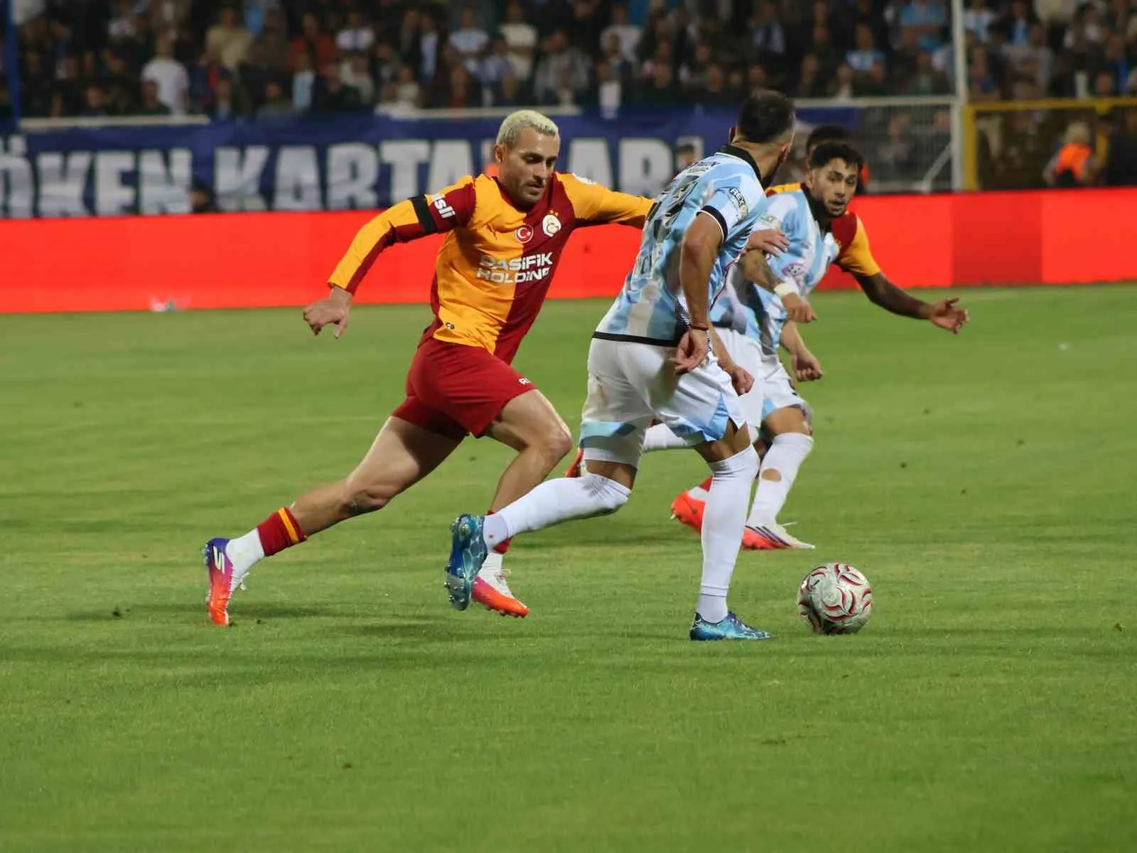 TRENDYOL SÜPER LİG’İN 2. HAFTA AÇILIŞ MAÇINDA ERZURUMSPOR FK, SAHASINDA GALATASARAY İLE KARŞI KARŞIYA GELİYOR. MÜCADELENİN İLK YARISI SARI-KIRMIZILI EKİBİN 3-0 ÜSTÜNLÜĞÜYLE SONA ERDİ.