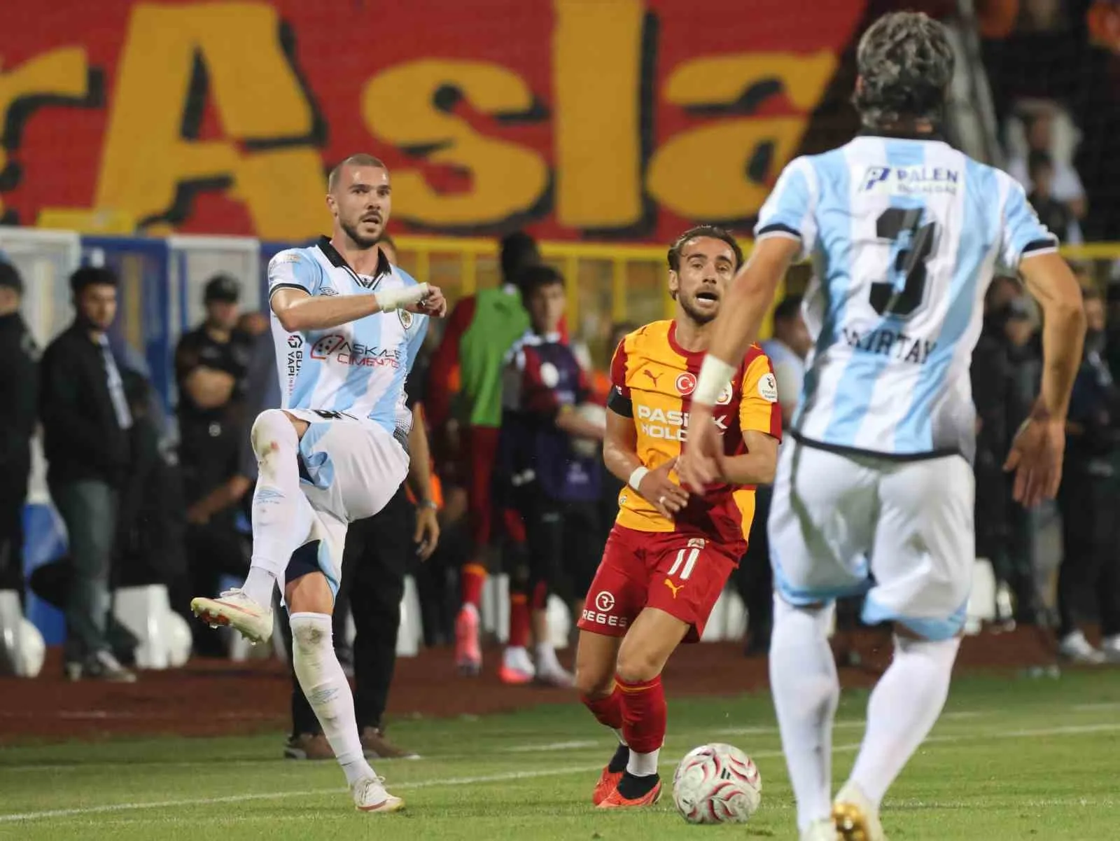 TRENDYOL SÜPER LİG’İN 2. HAFTA AÇILIŞ MAÇINDA ERZURUMSPOR FK, SAHASINDA GALATASARAY İLE KARŞI KARŞIYA GELİYOR. MÜCADELENİN İLK YARISI SARI-KIRMIZILI EKİBİN 3-0 ÜSTÜNLÜĞÜYLE SONA ERDİ.