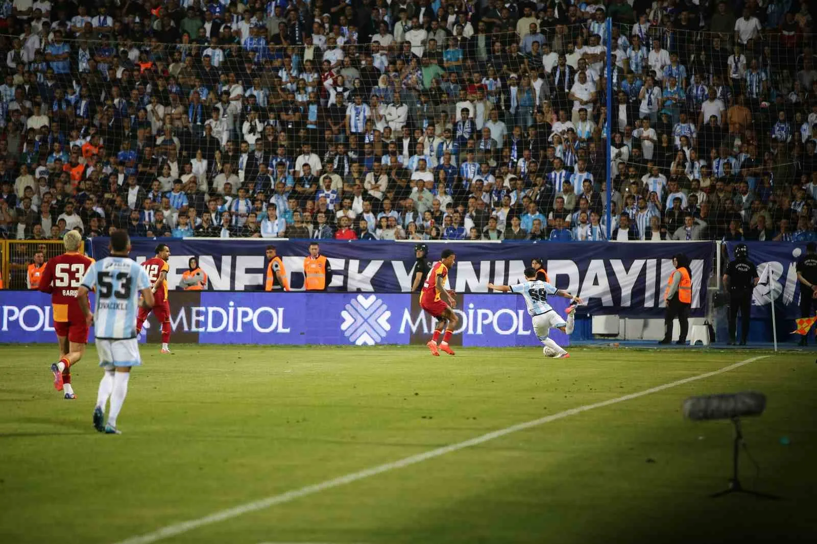 TRENDYOL SÜPER LİG’İN 2. HAFTA AÇILIŞ MAÇINDA ERZURUMSPOR FK, SAHASINDA GALATASARAY İLE KARŞI KARŞIYA GELİYOR. MÜCADELENİN İLK YARISI SARI-KIRMIZILI EKİBİN 3-0 ÜSTÜNLÜĞÜYLE SONA ERDİ.