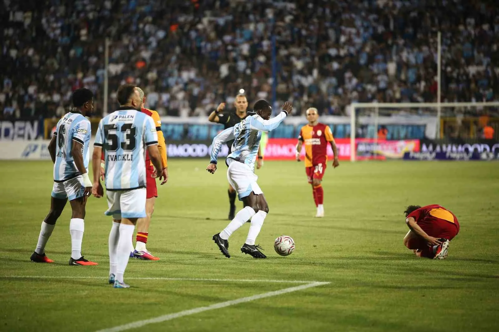 TRENDYOL SÜPER LİG’İN 2. HAFTA AÇILIŞ MAÇINDA ERZURUMSPOR FK, SAHASINDA GALATASARAY İLE KARŞI KARŞIYA GELİYOR. MÜCADELENİN İLK YARISI SARI-KIRMIZILI EKİBİN 3-0 ÜSTÜNLÜĞÜYLE SONA ERDİ.