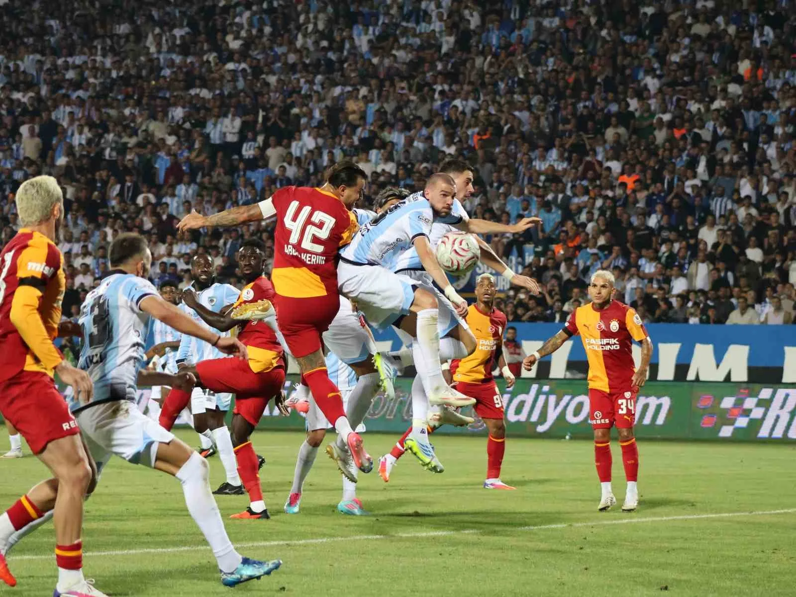 TRENDYOL SÜPER LİG’İN 2. HAFTA AÇILIŞ MAÇINDA ERZURUMSPOR FK, SAHASINDA GALATASARAY İLE KARŞI KARŞIYA GELİYOR. MÜCADELENİN İLK YARISI SARI-KIRMIZILI EKİBİN 3-0 ÜSTÜNLÜĞÜYLE SONA ERDİ.