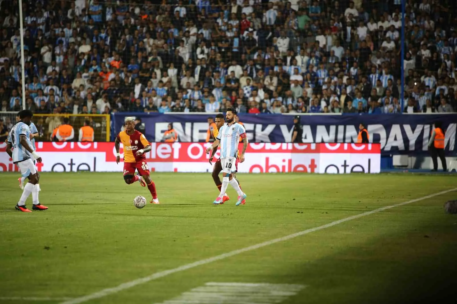 TRENDYOL SÜPER LİG’İN 2. HAFTA AÇILIŞ MAÇINDA ERZURUMSPOR FK, SAHASINDA GALATASARAY İLE KARŞI KARŞIYA GELİYOR. MÜCADELENİN İLK YARISI SARI-KIRMIZILI EKİBİN 3-0 ÜSTÜNLÜĞÜYLE SONA ERDİ.