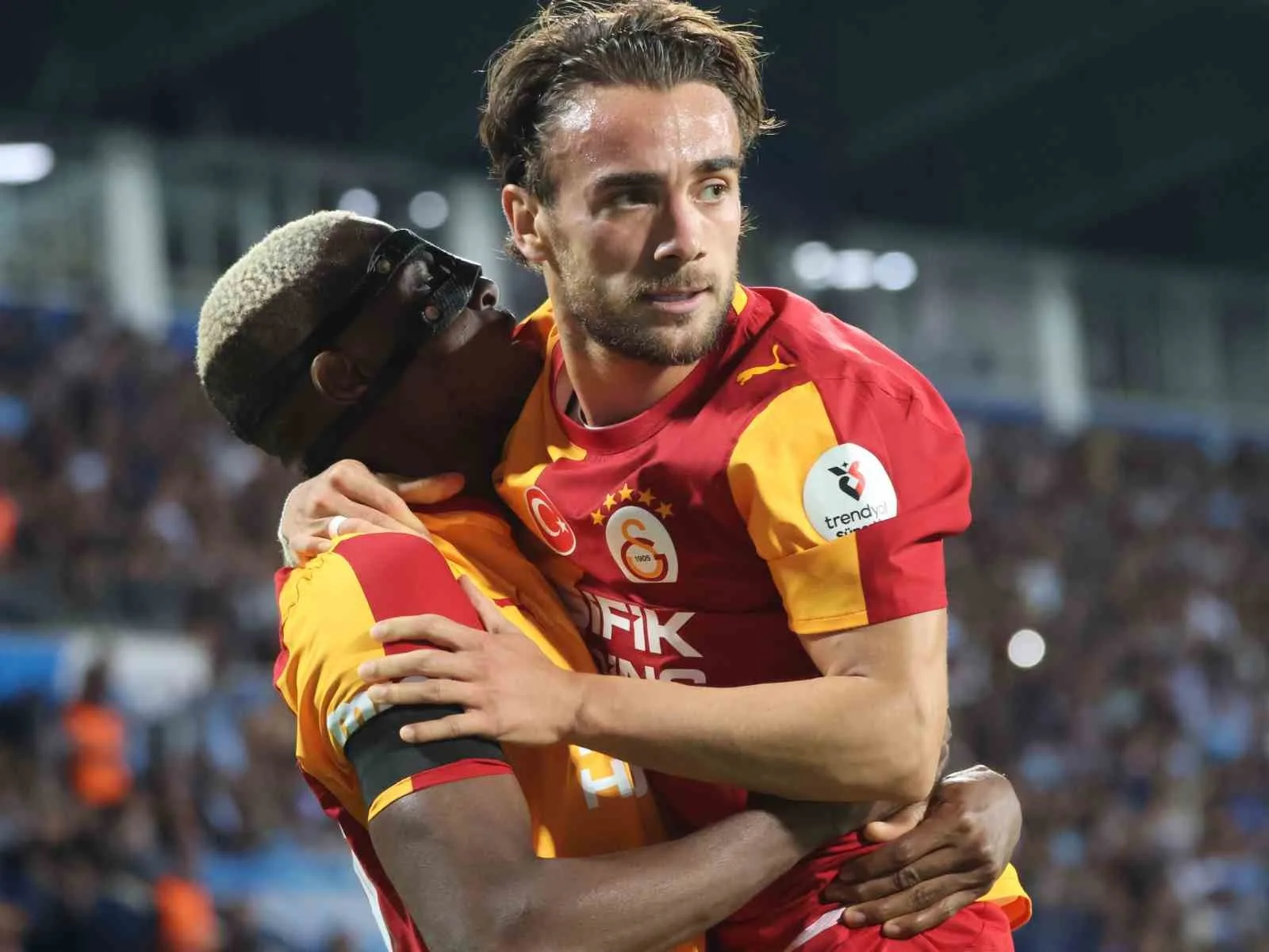 TRENDYOL SÜPER LİG’İN 2. HAFTA AÇILIŞ MAÇINDA ERZURUMSPOR FK, SAHASINDA GALATASARAY İLE KARŞI KARŞIYA GELİYOR. MÜCADELENİN İLK YARISI SARI-KIRMIZILI EKİBİN 3-0 ÜSTÜNLÜĞÜYLE SONA ERDİ.