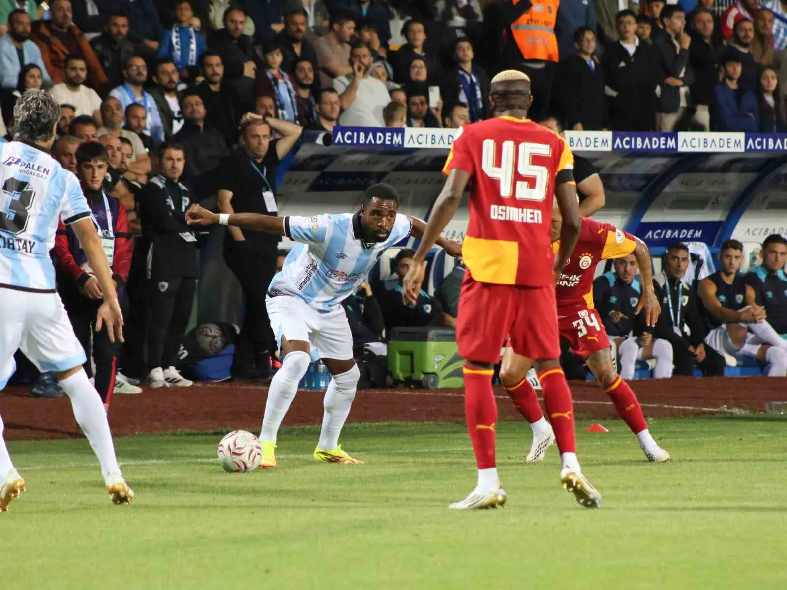 TRENDYOL SÜPER LİG’İN 2. HAFTA AÇILIŞ MAÇINDA ERZURUMSPOR FK, SAHASINDA GALATASARAY İLE KARŞI KARŞIYA GELİYOR. MÜCADELENİN İLK YARISI SARI-KIRMIZILI EKİBİN 3-0 ÜSTÜNLÜĞÜYLE SONA ERDİ.
