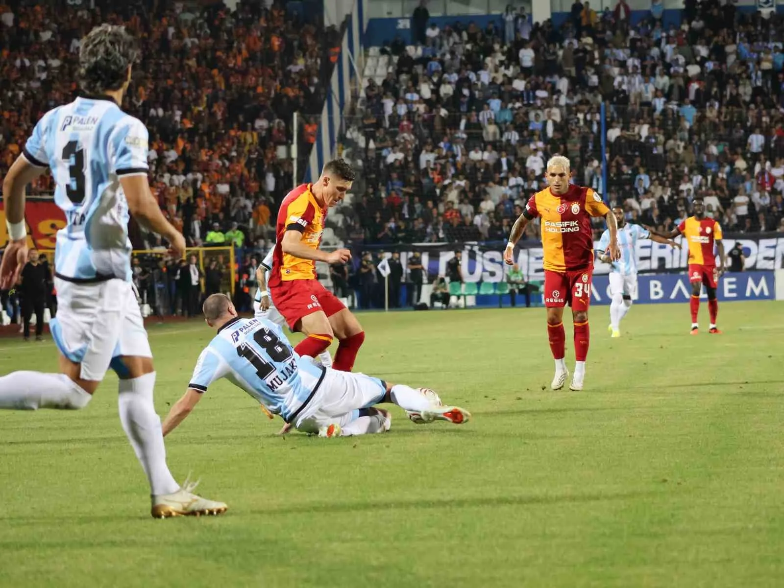 TRENDYOL SÜPER LİG’İN 2. HAFTA AÇILIŞ MAÇINDA ERZURUMSPOR FK, SAHASINDA GALATASARAY İLE KARŞI KARŞIYA GELİYOR. MÜCADELENİN İLK YARISI SARI-KIRMIZILI EKİBİN 3-0 ÜSTÜNLÜĞÜYLE SONA ERDİ.
