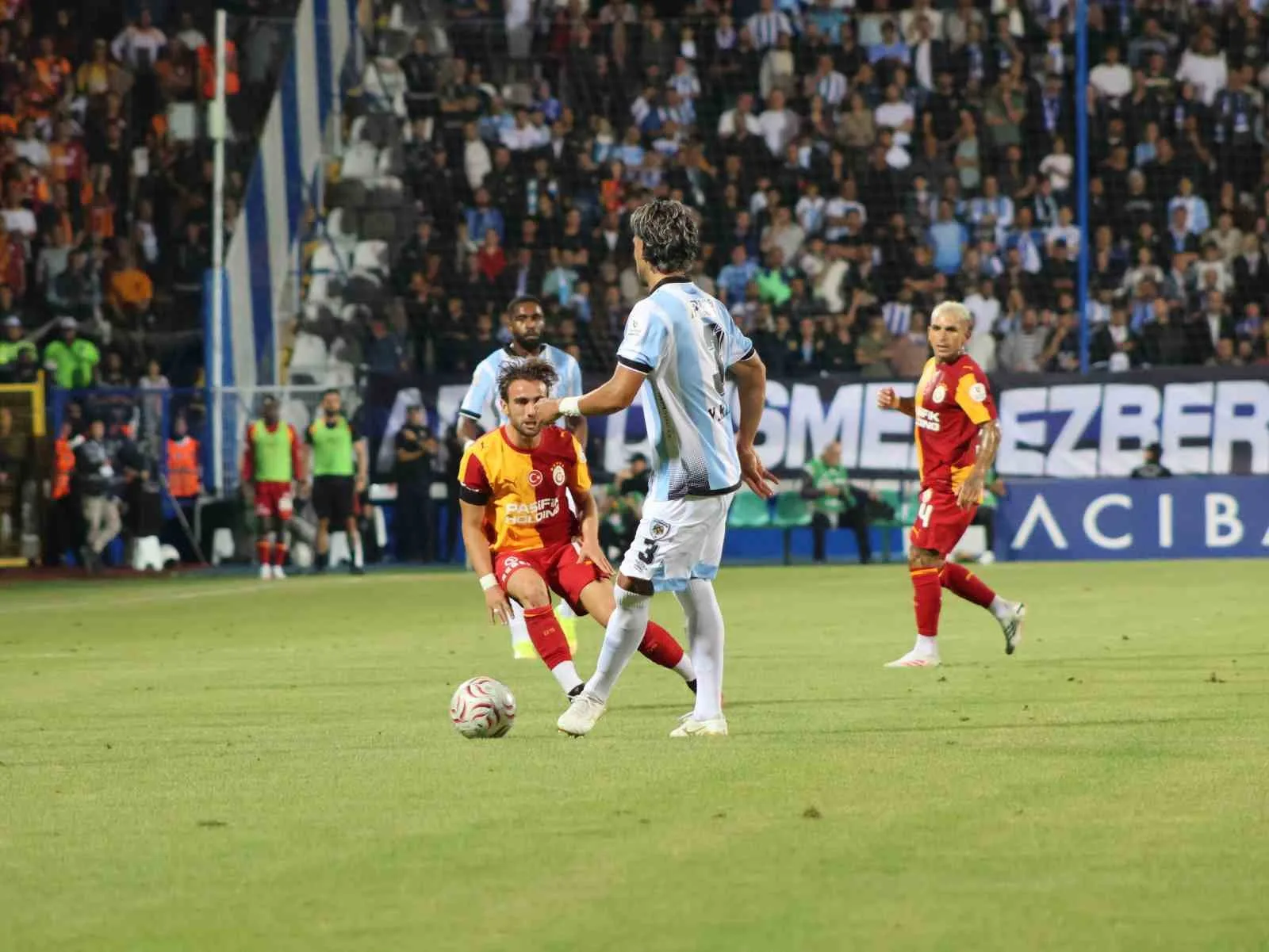 TRENDYOL SÜPER LİG’İN 2. HAFTA AÇILIŞ MAÇINDA ERZURUMSPOR FK, SAHASINDA GALATASARAY İLE KARŞI KARŞIYA GELİYOR. MÜCADELENİN İLK YARISI SARI-KIRMIZILI EKİBİN 3-0 ÜSTÜNLÜĞÜYLE SONA ERDİ.