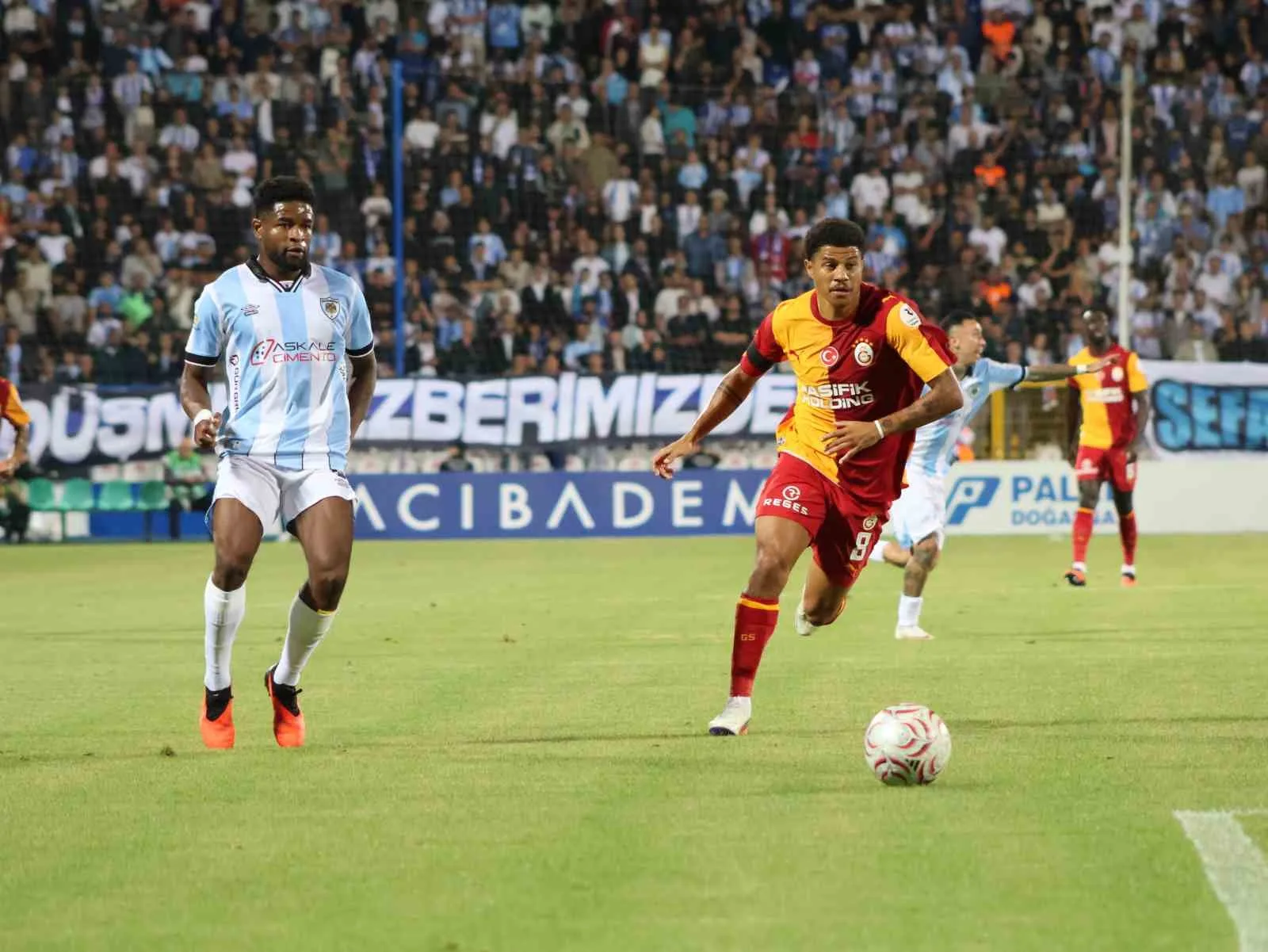 TRENDYOL SÜPER LİG’İN 2. HAFTA AÇILIŞ MAÇINDA ERZURUMSPOR FK, SAHASINDA GALATASARAY İLE KARŞI KARŞIYA GELİYOR. MÜCADELENİN İLK YARISI SARI-KIRMIZILI EKİBİN 3-0 ÜSTÜNLÜĞÜYLE SONA ERDİ.