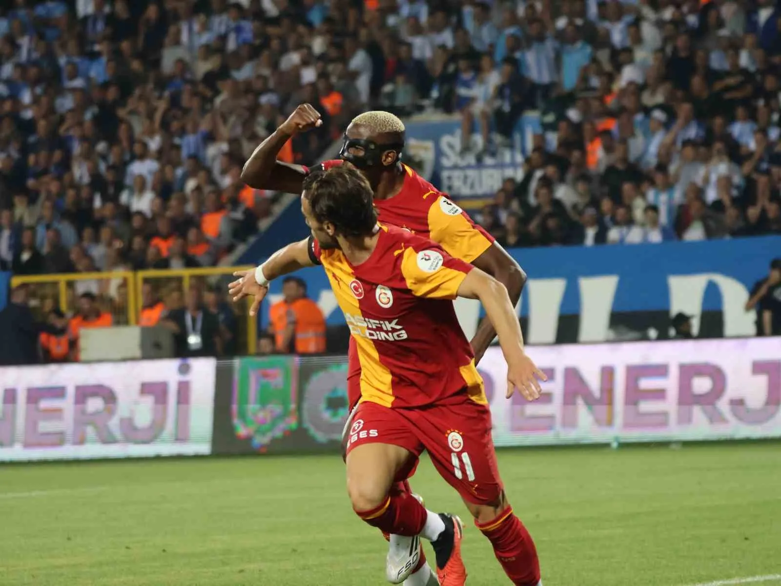 TRENDYOL SÜPER LİG’İN 2. HAFTA AÇILIŞ MAÇINDA ERZURUMSPOR FK, SAHASINDA GALATASARAY İLE KARŞI KARŞIYA GELİYOR. MÜCADELENİN İLK YARISI SARI-KIRMIZILI EKİBİN 3-0 ÜSTÜNLÜĞÜYLE SONA ERDİ.
