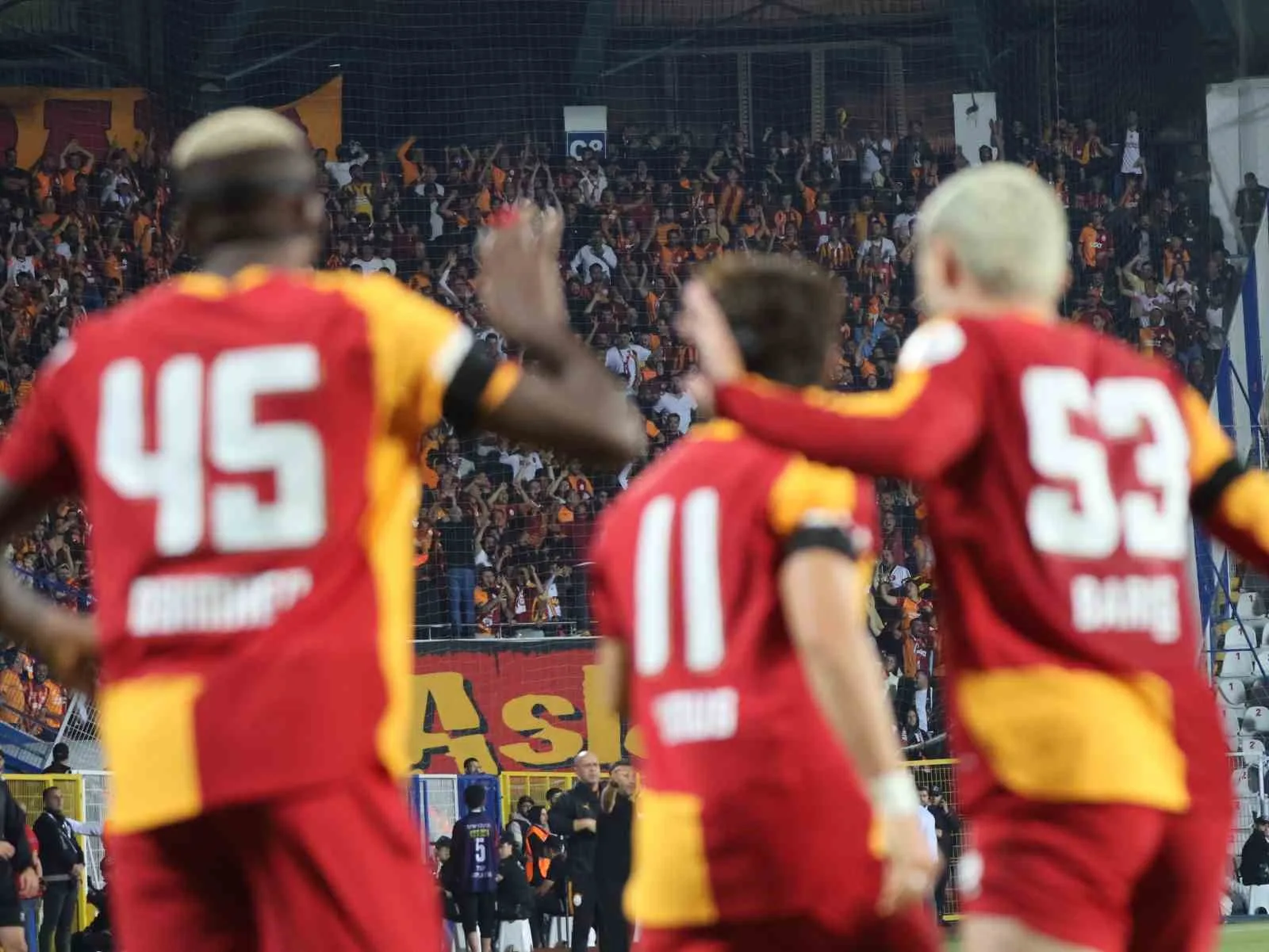 TRENDYOL SÜPER LİG’İN 2. HAFTA AÇILIŞ MAÇINDA ERZURUMSPOR FK, SAHASINDA GALATASARAY İLE KARŞI KARŞIYA GELİYOR. MÜCADELENİN İLK YARISI SARI-KIRMIZILI EKİBİN 3-0 ÜSTÜNLÜĞÜYLE SONA ERDİ.