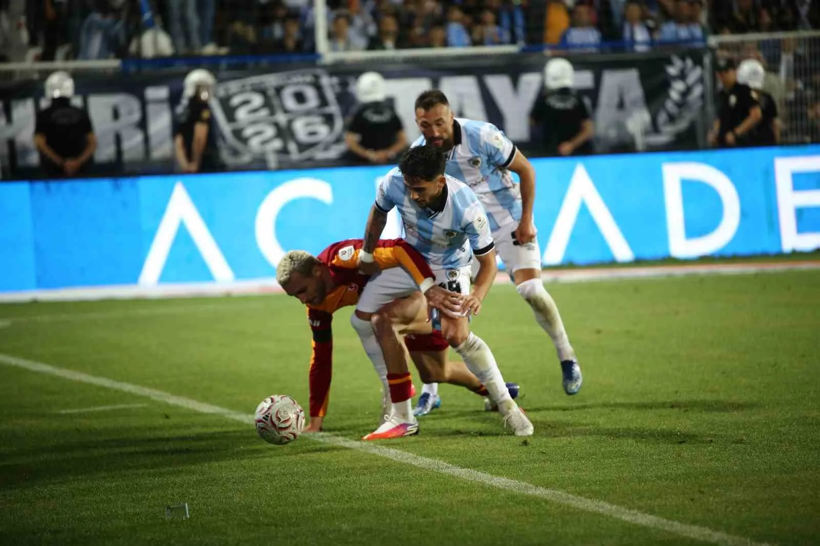 TRENDYOL SÜPER LİG’İN 2. HAFTA AÇILIŞ MAÇINDA ERZURUMSPOR FK, SAHASINDA GALATASARAY İLE KARŞI KARŞIYA GELİYOR. MÜCADELENİN İLK YARISI SARI-KIRMIZILI EKİBİN 3-0 ÜSTÜNLÜĞÜYLE SONA ERDİ.
