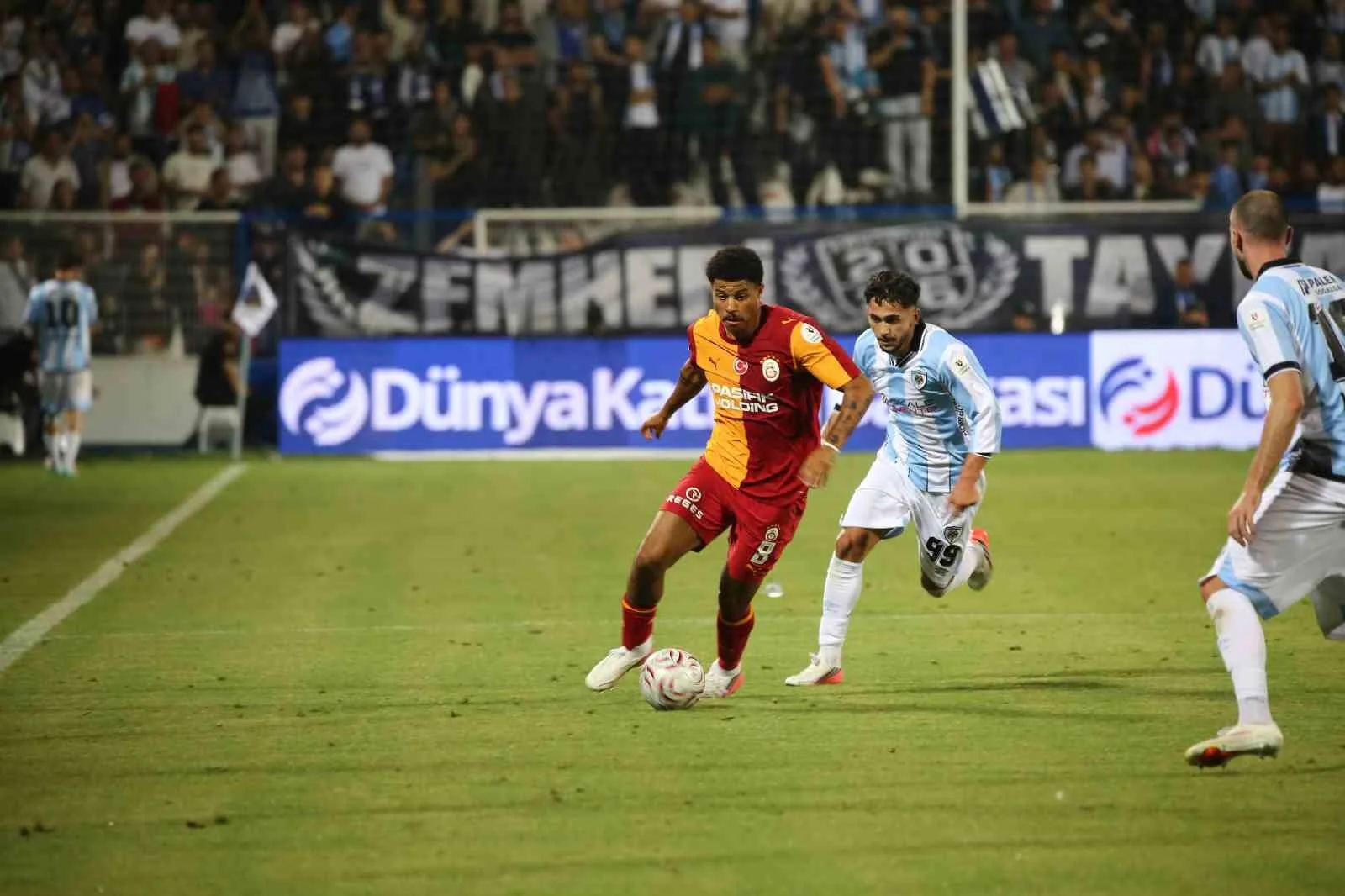 TRENDYOL SÜPER LİG’İN 2. HAFTA AÇILIŞ MAÇINDA ERZURUMSPOR FK, SAHASINDA GALATASARAY’A 4-0 MAĞLUP OLDU.