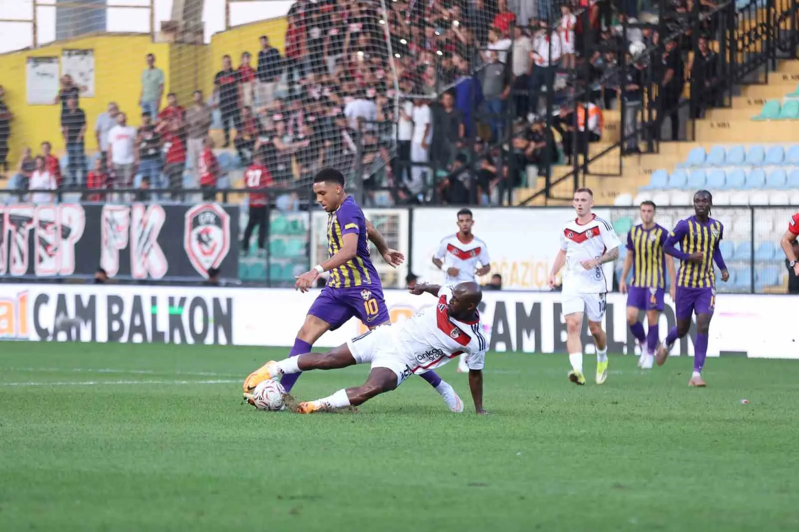 TRENDYOL SÜPER LİG’İN 2. HAFTASINDA EYÜPSPOR, GAZİANTEP FK’YI KONUK EDİYOR. MÜCADELENİN İLK YARISI 0-0 EŞİTLİK İLE SONUÇLANDI.