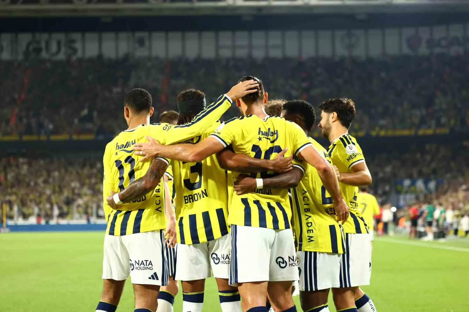TRENDYOL SÜPER LİG'İN 2. HAFTASINDA FENERBAHÇE, EVİNDE KONYASPOR İLE KARŞILAŞIYOR. MÜCADELENİN 15 DAKİKASI 1-1 EŞİTLİKLE GEÇİLDİ.