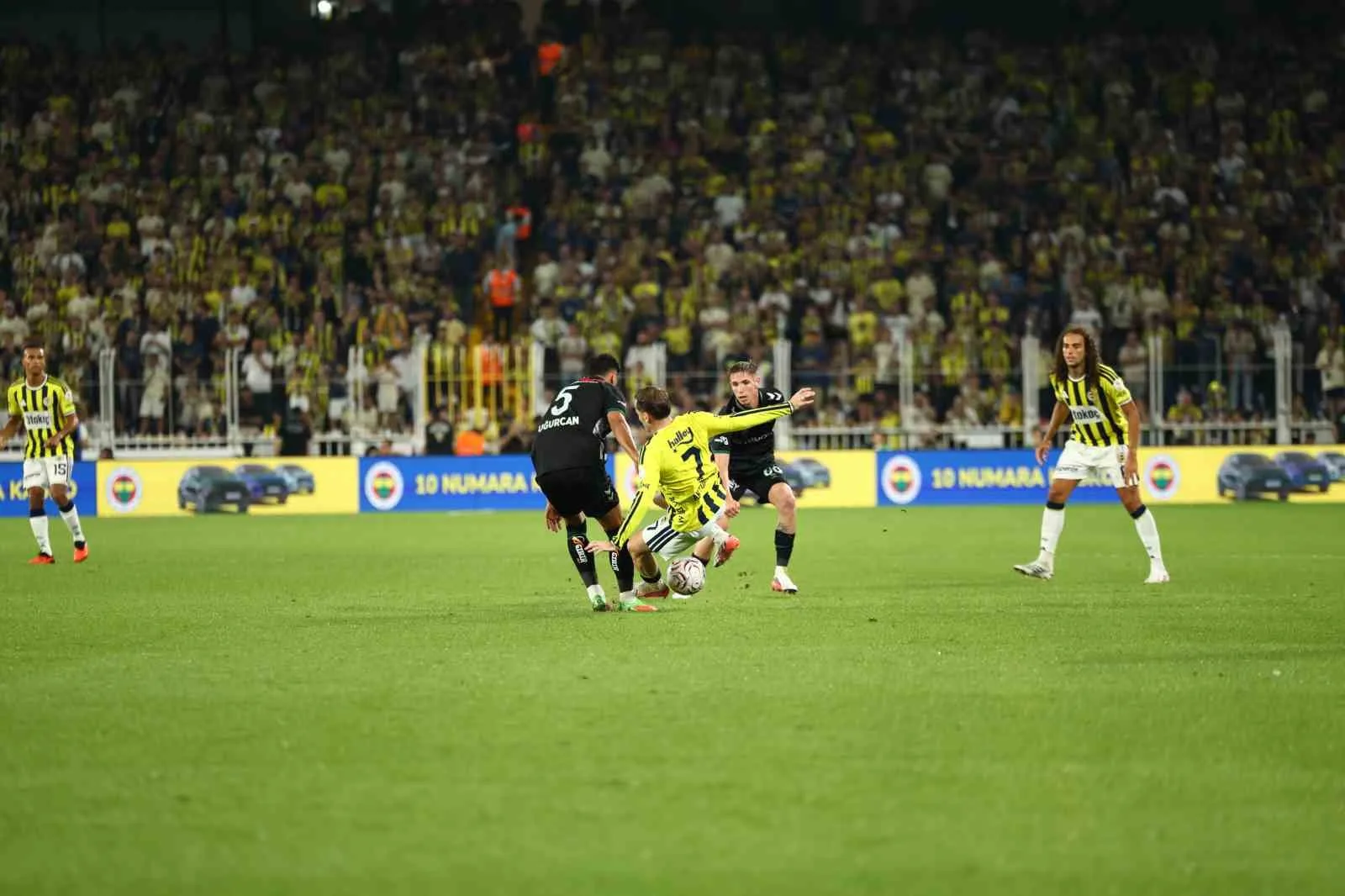 TRENDYOL SÜPER LİG'İN 2. HAFTASINDA FENERBAHÇE, EVİNDE KONYASPOR İLE KARŞILAŞIYOR. MÜCADELENİN 15 DAKİKASI 1-1 EŞİTLİKLE GEÇİLDİ.