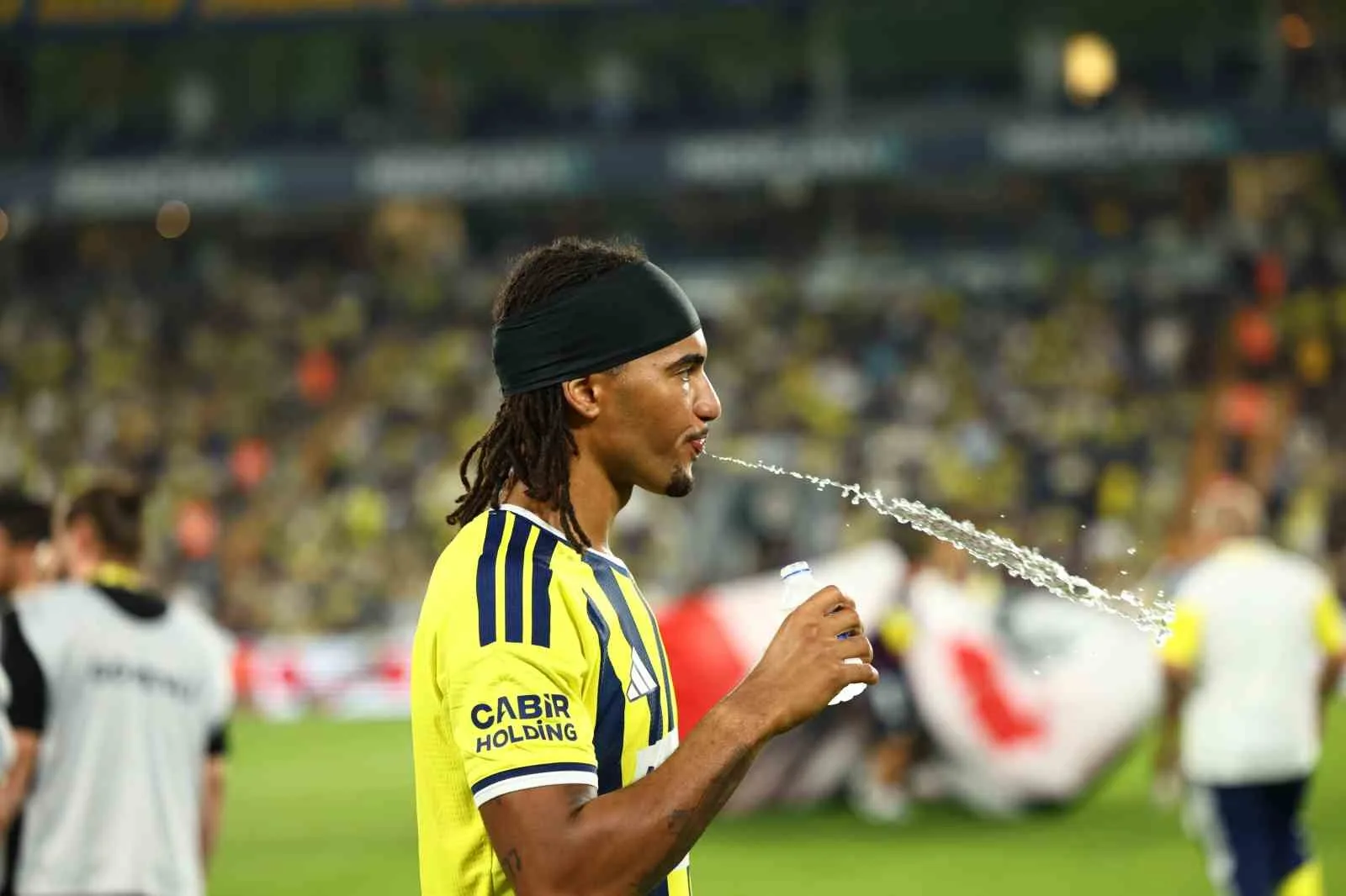 TRENDYOL SÜPER LİG'İN 2. HAFTASINDA FENERBAHÇE, EVİNDE KONYASPOR İLE KARŞILAŞIYOR. MÜCADELENİN 15 DAKİKASI 1-1 EŞİTLİKLE GEÇİLDİ.