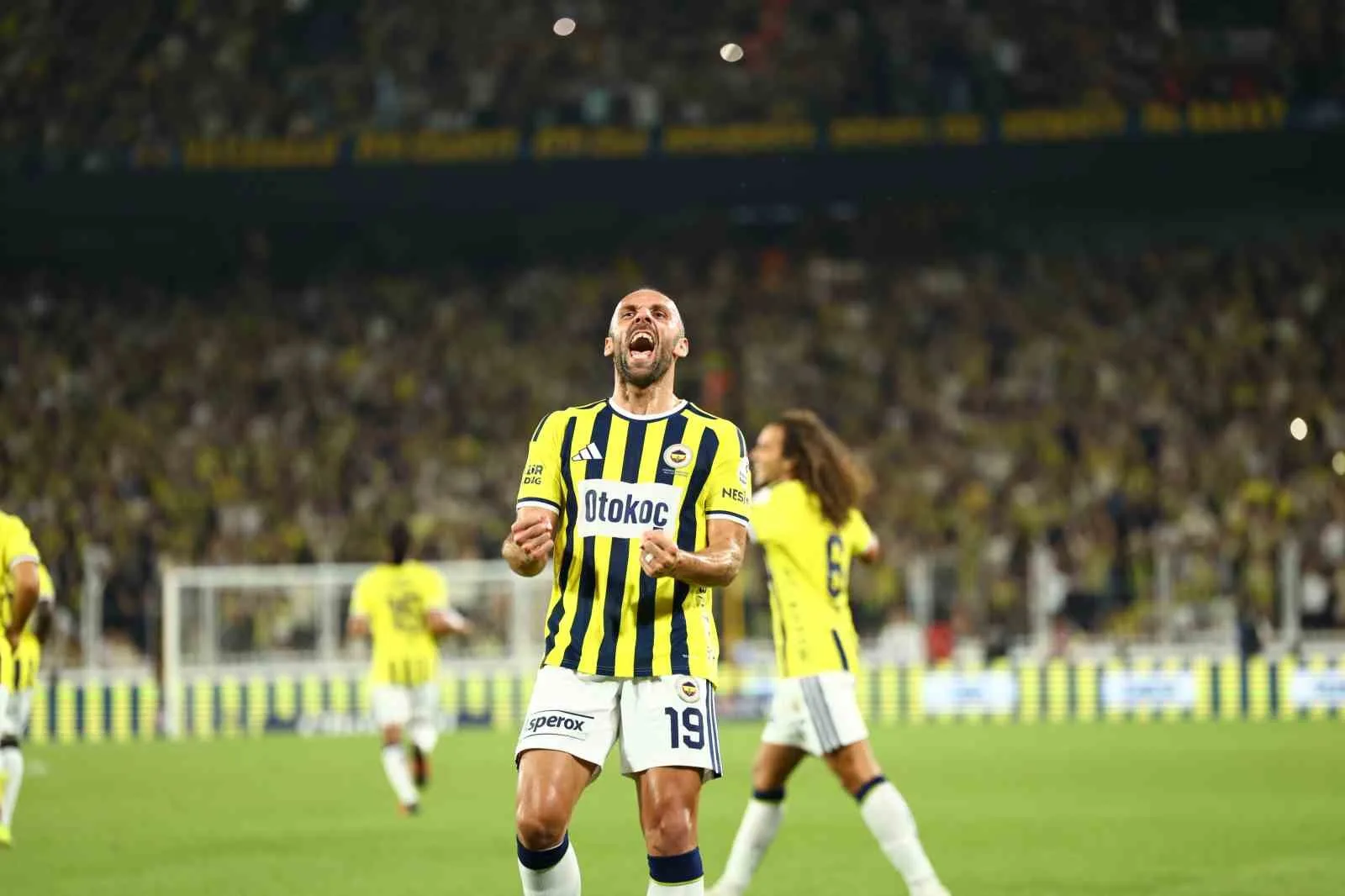 TRENDYOL SÜPER LİG'İN 2. HAFTASINDA FENERBAHÇE, EVİNDE KONYASPOR İLE KARŞILAŞIYOR. MÜCADELENİN 15 DAKİKASI 1-1 EŞİTLİKLE GEÇİLDİ.