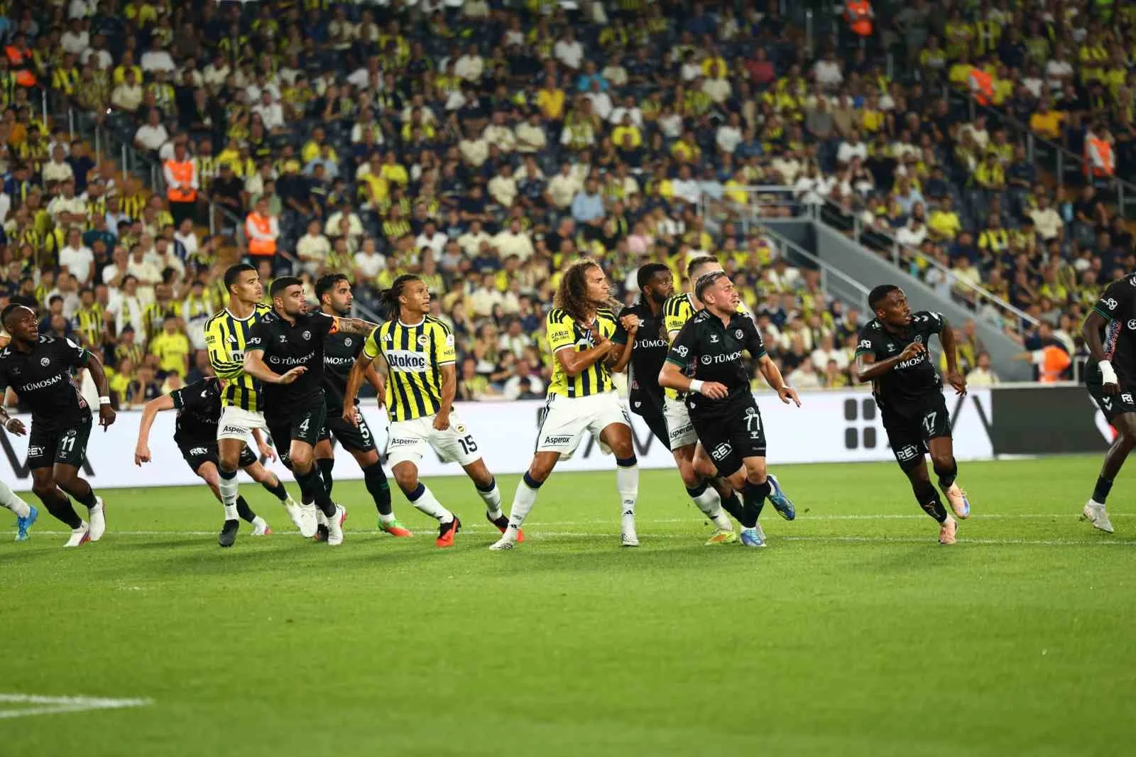 TRENDYOL SÜPER LİG'İN 2. HAFTASINDA FENERBAHÇE, EVİNDE KONYASPOR İLE KARŞILAŞIYOR. MÜCADELENİN 15 DAKİKASI 1-1 EŞİTLİKLE GEÇİLDİ.
