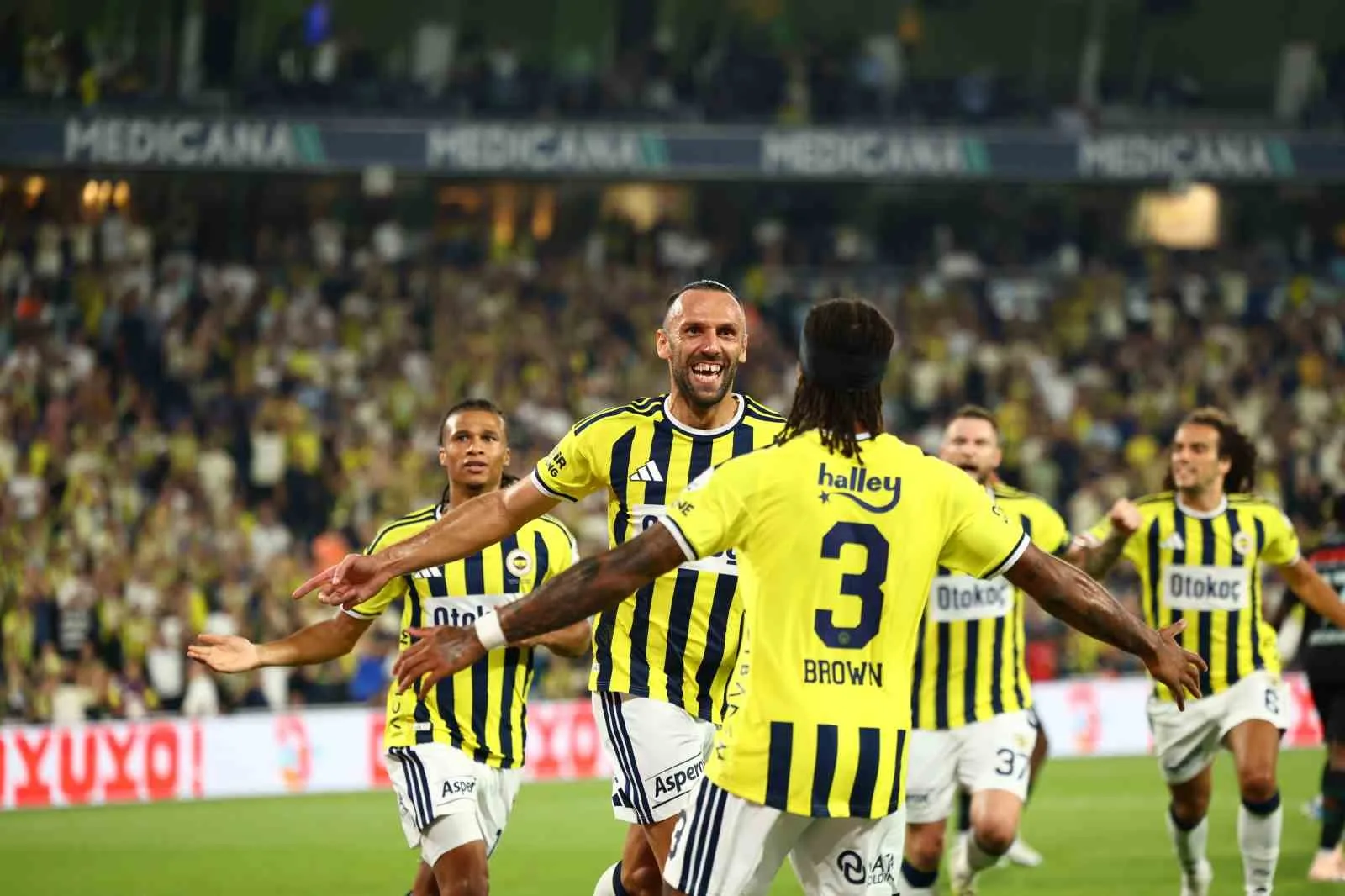 TRENDYOL SÜPER LİG'İN 2. HAFTASINDA FENERBAHÇE, EVİNDE KONYASPOR İLE KARŞILAŞIYOR. MÜCADELENİN 15 DAKİKASI 1-1 EŞİTLİKLE GEÇİLDİ.
