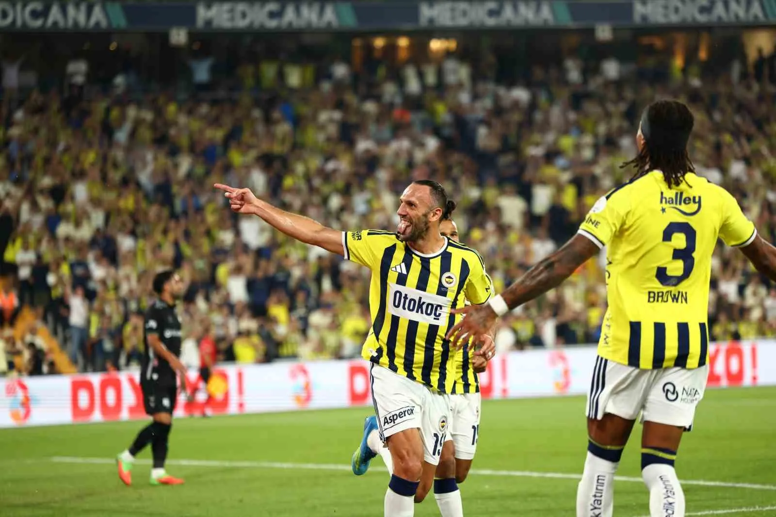 TRENDYOL SÜPER LİG'İN 2. HAFTASINDA FENERBAHÇE, EVİNDE KONYASPOR İLE KARŞILAŞIYOR. MÜCADELENİN 15 DAKİKASI 1-1 EŞİTLİKLE GEÇİLDİ.