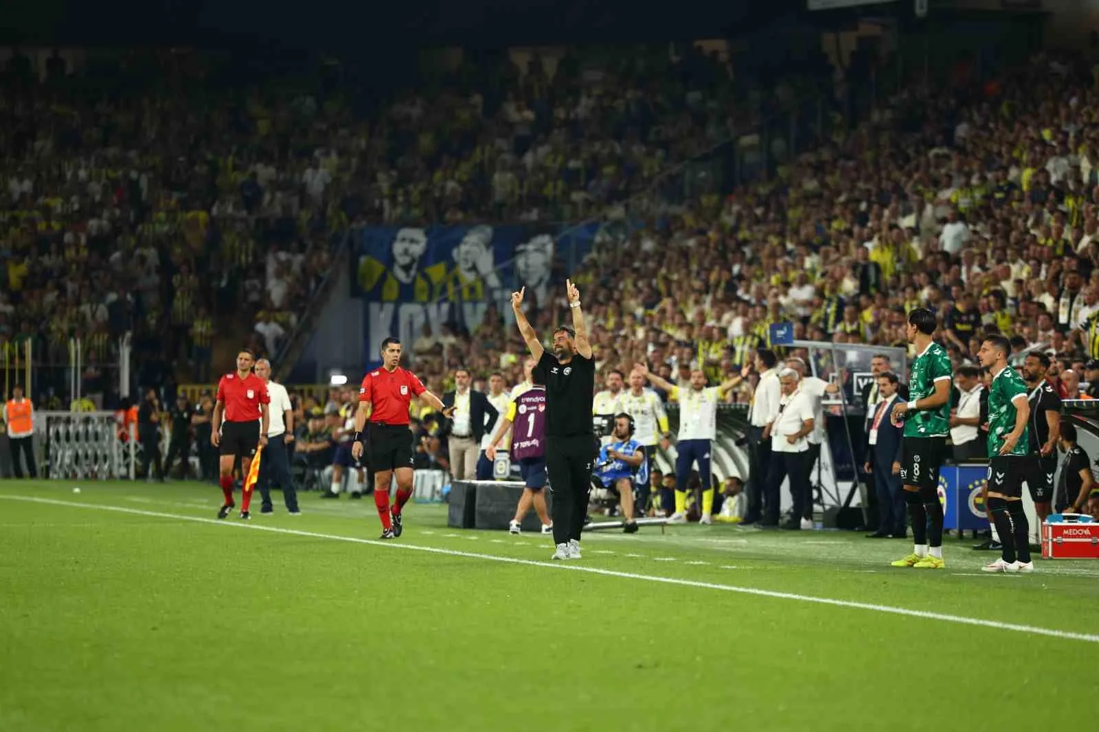 TRENDYOL SÜPER LİG'İN 2. HAFTASINDA FENERBAHÇE, EVİNDE KONYASPOR İLE KARŞILAŞIYOR. MÜCADELENİN 15 DAKİKASI 1-1 EŞİTLİKLE GEÇİLDİ.