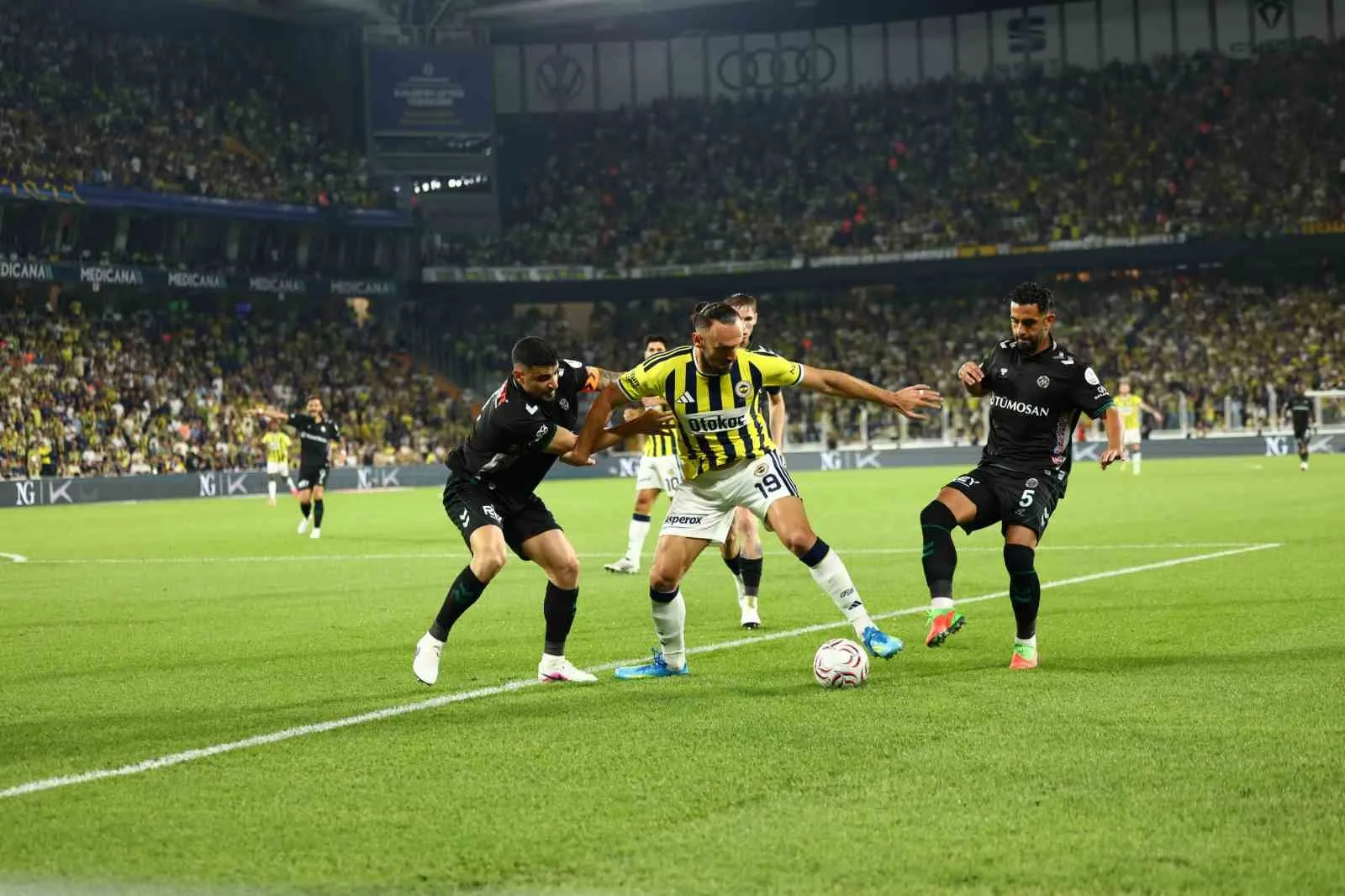 TRENDYOL SÜPER LİG'İN 2. HAFTASINDA FENERBAHÇE, EVİNDE KONYASPOR İLE KARŞILAŞIYOR. MÜCADELENİN 15 DAKİKASI 1-1 EŞİTLİKLE GEÇİLDİ.