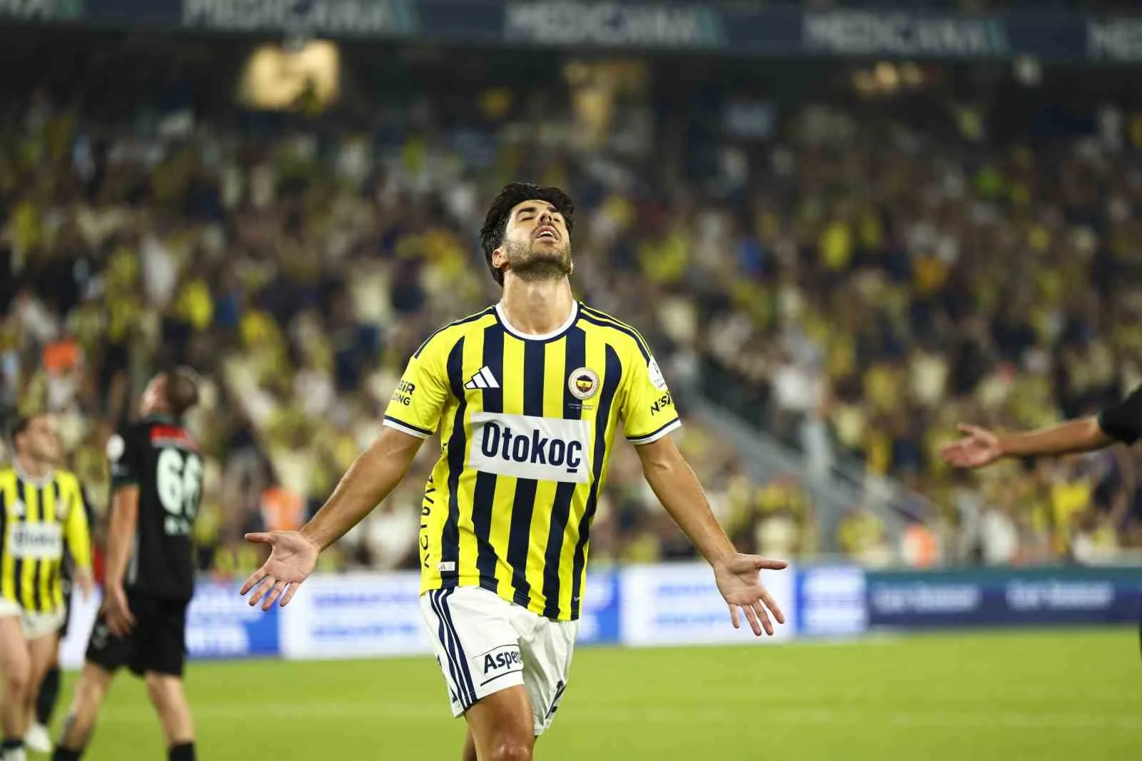 TRENDYOL SÜPER LİG’İN 2. HAFTASINDA FENERBAHÇE, EVİNDE KONYASPOR İLE KARŞILAŞIYOR. MÜCADELENİN İLK YARISI SARI-LACİVERTLİLERİN 3-1'LİK ÜSTÜNLÜĞÜYLE TAMAMLANDI.