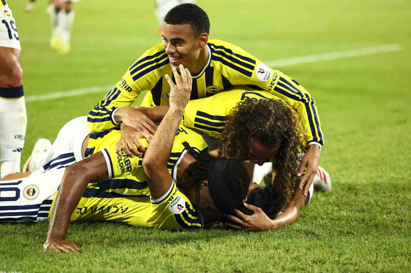 TRENDYOL SÜPER LİG’İN 2. HAFTASINDA FENERBAHÇE, EVİNDE KONYASPOR İLE KARŞILAŞIYOR. MÜCADELENİN İLK YARISI SARI-LACİVERTLİLERİN 3-1'LİK ÜSTÜNLÜĞÜYLE TAMAMLANDI.