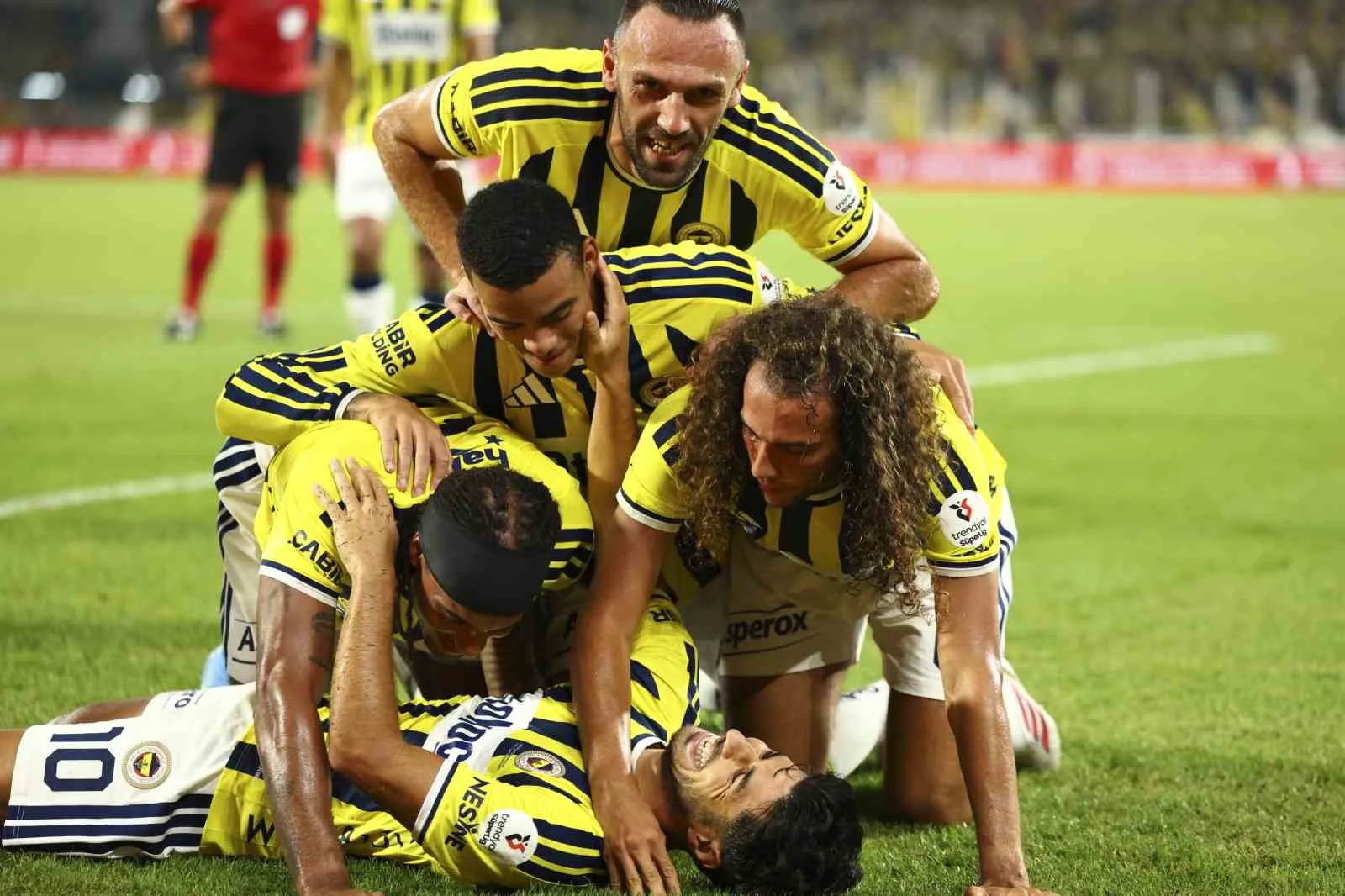 TRENDYOL SÜPER LİG’İN 2. HAFTASINDA FENERBAHÇE, EVİNDE KONYASPOR İLE KARŞILAŞIYOR. MÜCADELENİN İLK YARISI SARI-LACİVERTLİLERİN 3-1'LİK ÜSTÜNLÜĞÜYLE TAMAMLANDI.