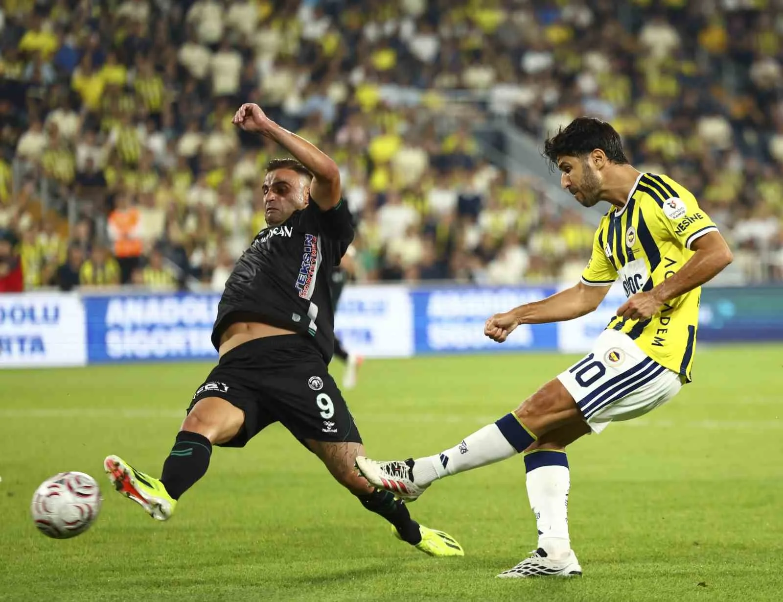 TRENDYOL SÜPER LİG’İN 2. HAFTASINDA FENERBAHÇE, EVİNDE KONYASPOR İLE KARŞILAŞIYOR. MÜCADELENİN İLK YARISI SARI-LACİVERTLİLERİN 3-1'LİK ÜSTÜNLÜĞÜYLE TAMAMLANDI.