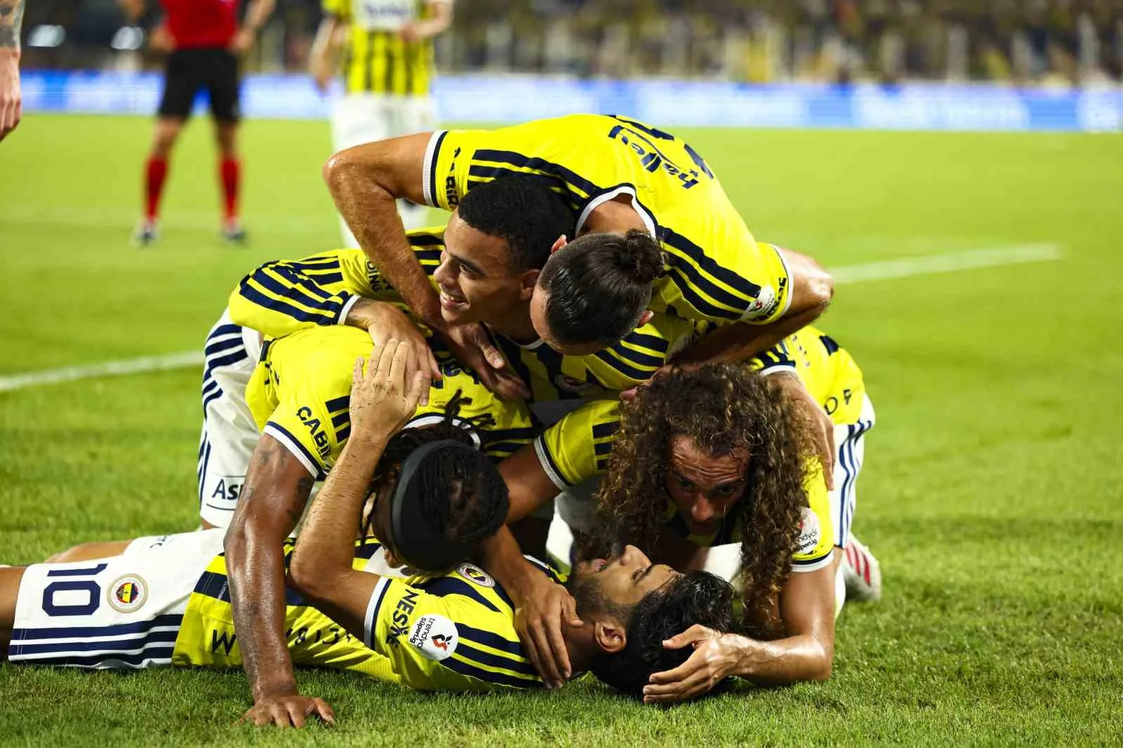 TRENDYOL SÜPER LİG’İN 2. HAFTASINDA FENERBAHÇE, EVİNDE KONYASPOR İLE KARŞILAŞIYOR. MÜCADELENİN İLK YARISI SARI-LACİVERTLİLERİN 3-1'LİK ÜSTÜNLÜĞÜYLE TAMAMLANDI.