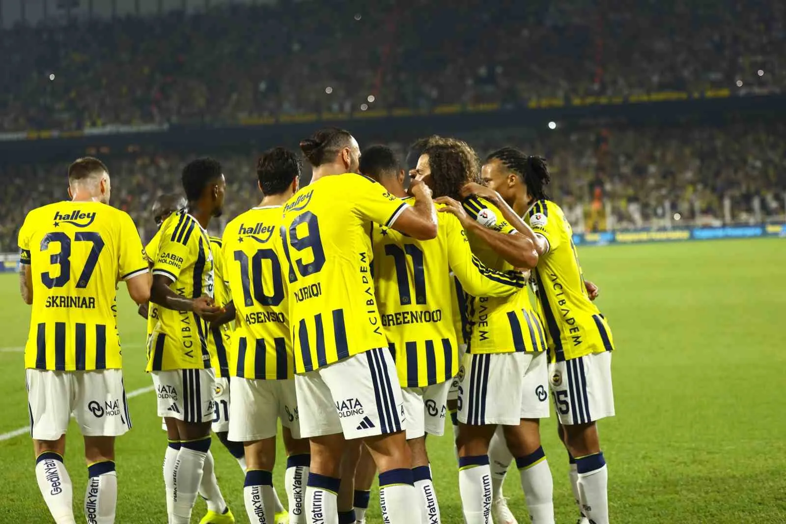 TRENDYOL SÜPER LİG’İN 2. HAFTASINDA FENERBAHÇE, EVİNDE KONYASPOR İLE KARŞILAŞIYOR. MÜCADELENİN İLK YARISI SARI-LACİVERTLİLERİN 3-1'LİK ÜSTÜNLÜĞÜYLE TAMAMLANDI.