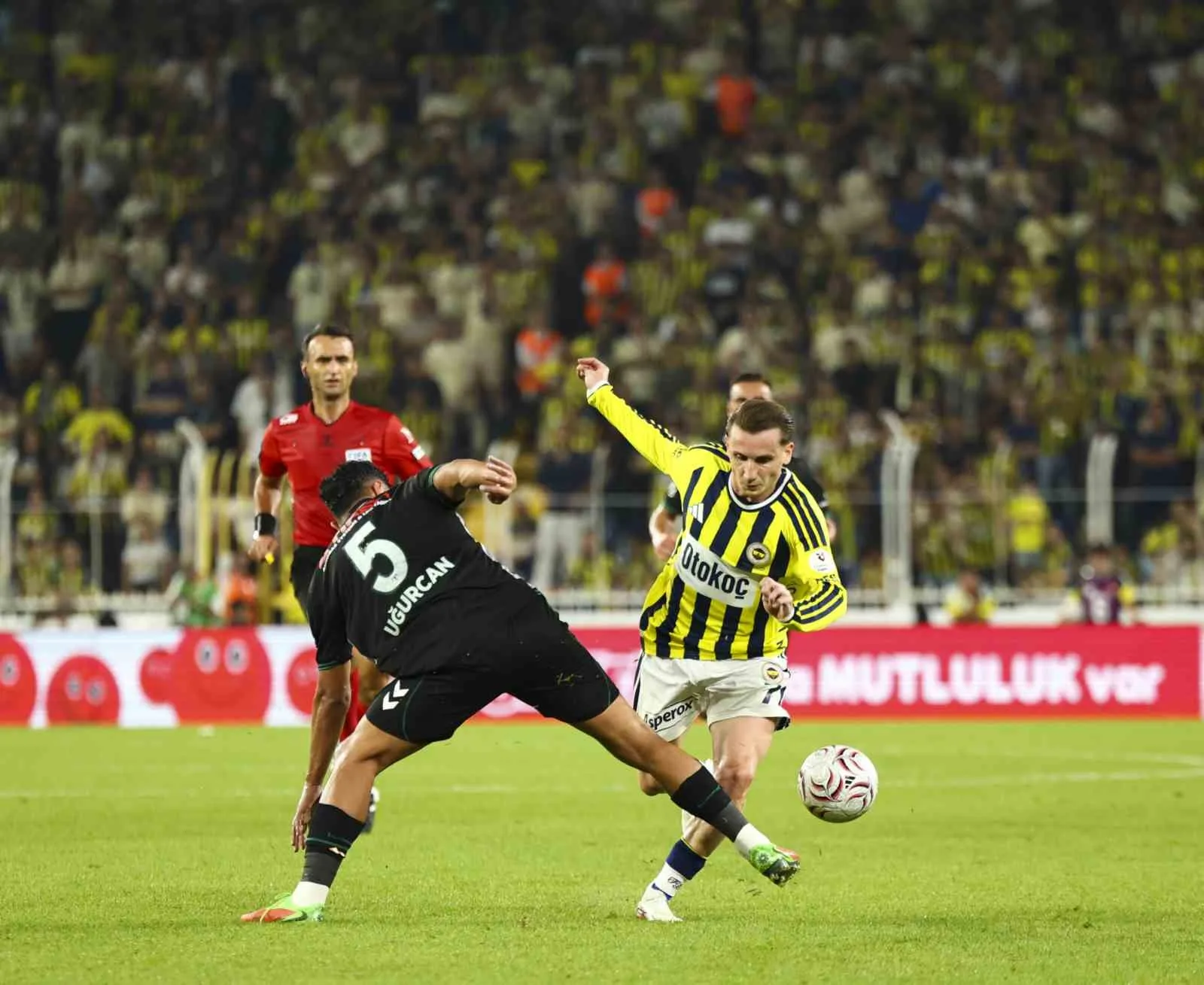 TRENDYOL SÜPER LİG’İN 2. HAFTASINDA FENERBAHÇE, EVİNDE KONYASPOR İLE KARŞILAŞIYOR. MÜCADELENİN İLK YARISI SARI-LACİVERTLİLERİN 3-1'LİK ÜSTÜNLÜĞÜYLE TAMAMLANDI.