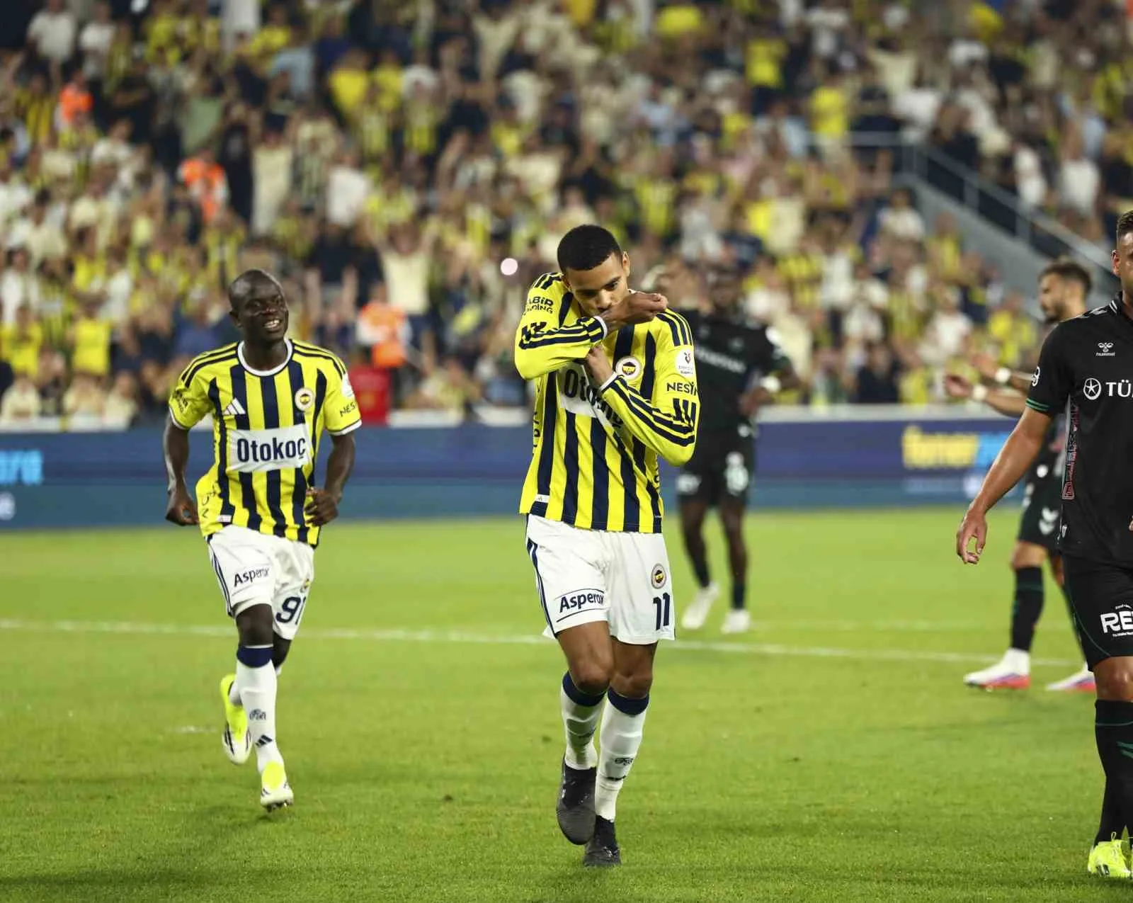 TRENDYOL SÜPER LİG’İN 2. HAFTASINDA FENERBAHÇE, EVİNDE KONYASPOR İLE KARŞILAŞIYOR. MÜCADELENİN İLK YARISI SARI-LACİVERTLİLERİN 3-1'LİK ÜSTÜNLÜĞÜYLE TAMAMLANDI.