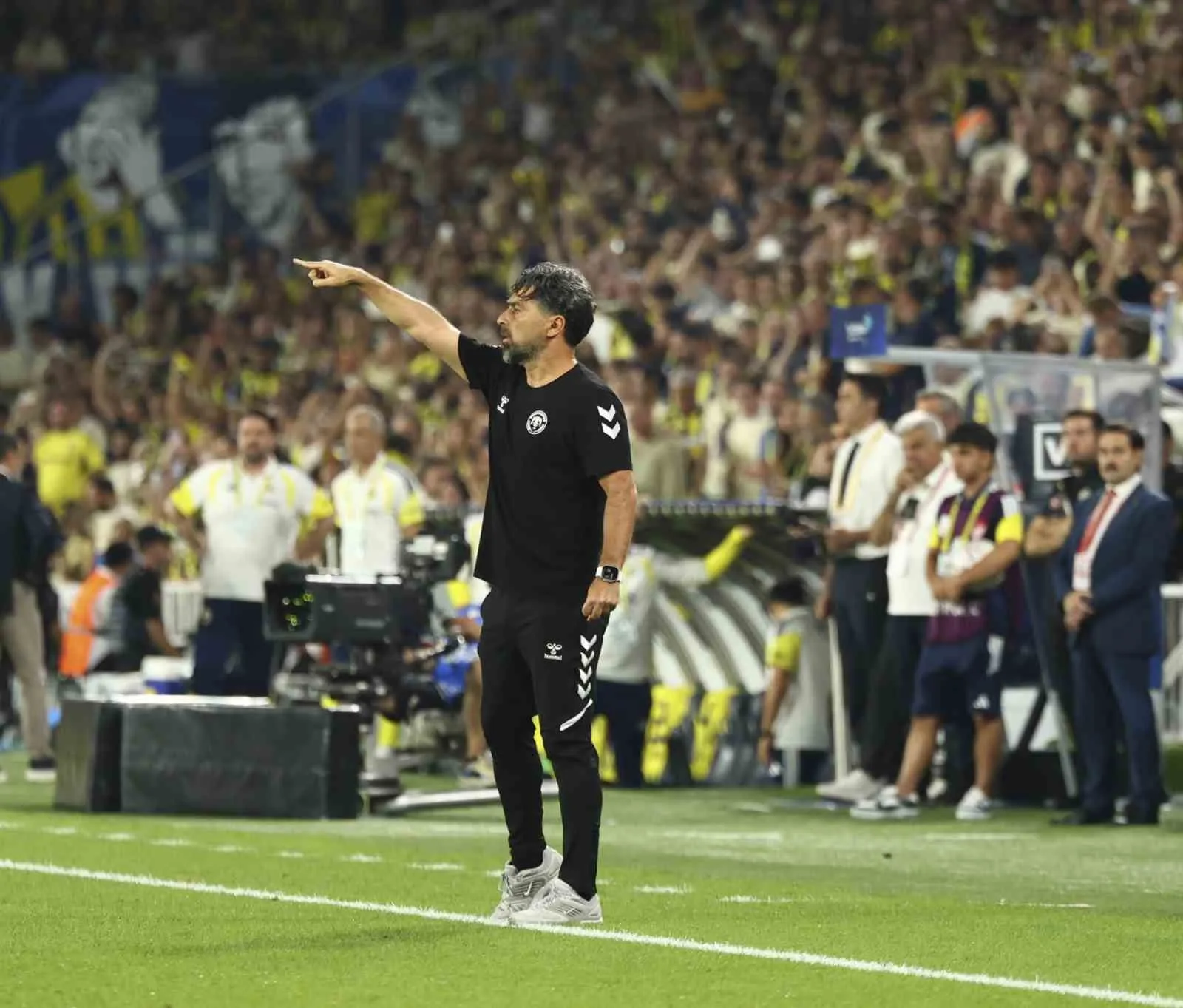 TRENDYOL SÜPER LİG’İN 2. HAFTASINDA FENERBAHÇE, EVİNDE KONYASPOR İLE KARŞILAŞIYOR. MÜCADELENİN İLK YARISI SARI-LACİVERTLİLERİN 3-1'LİK ÜSTÜNLÜĞÜYLE TAMAMLANDI.