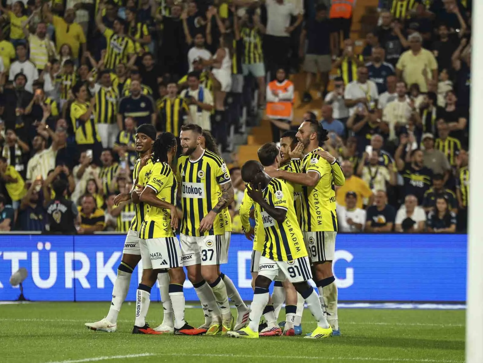 TRENDYOL SÜPER LİG'İN 2. HAFTASINDA FENERBAHÇE, EVİNDE KARŞILAŞTIĞI KONYASPOR'U 4-2 MAĞLUP ETTİ.