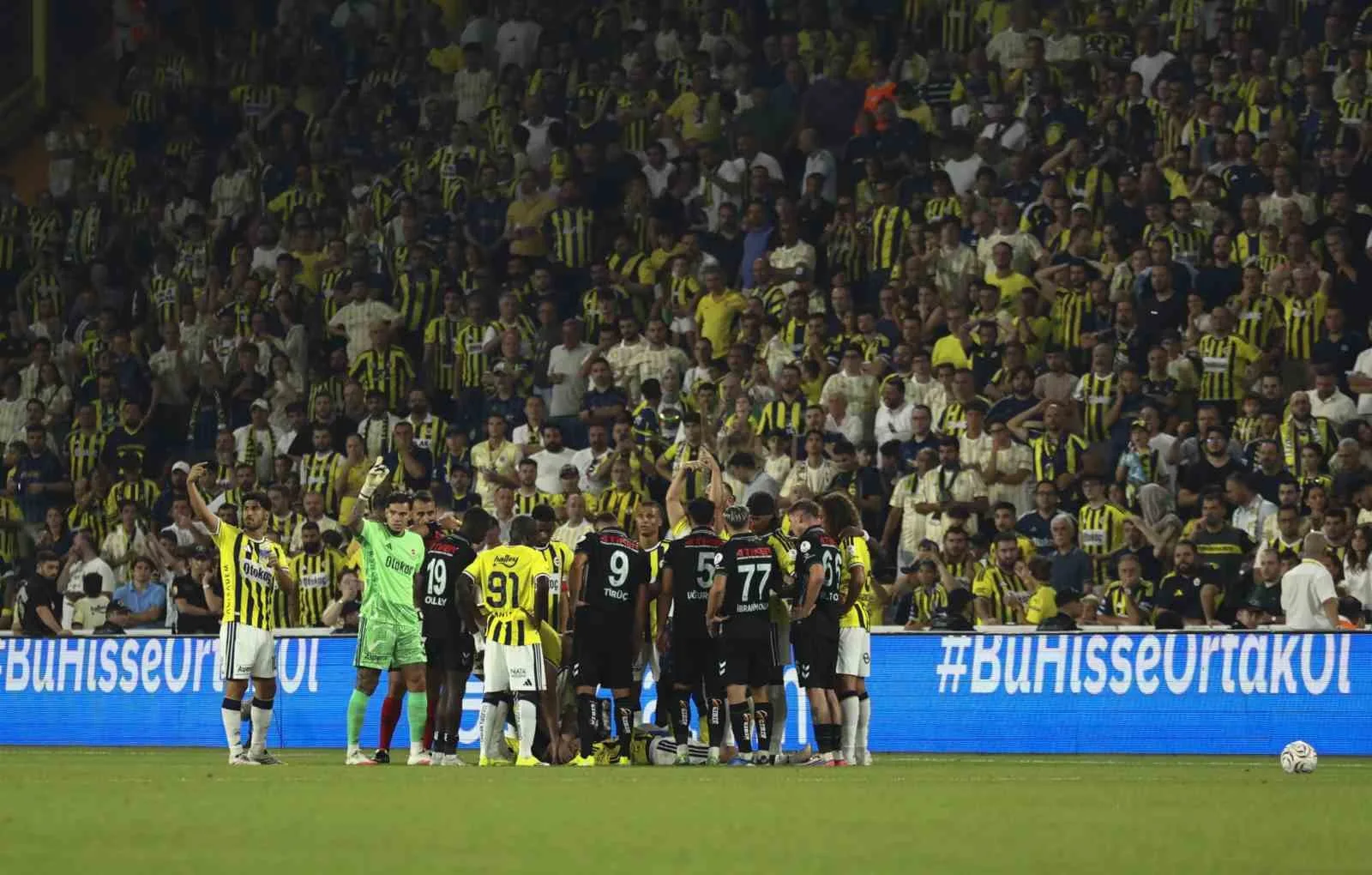 TRENDYOL SÜPER LİG'İN 2. HAFTASINDA FENERBAHÇE, EVİNDE KARŞILAŞTIĞI KONYASPOR'U 4-2 MAĞLUP ETTİ.