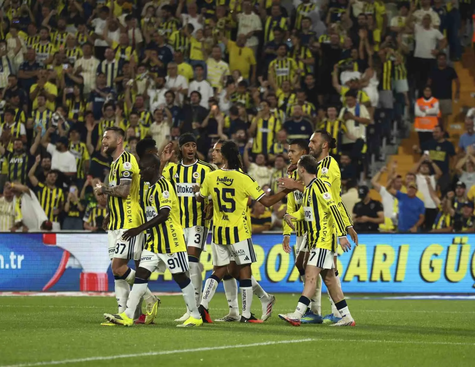 TRENDYOL SÜPER LİG'İN 2. HAFTASINDA FENERBAHÇE, EVİNDE KARŞILAŞTIĞI KONYASPOR'U 4-2 MAĞLUP ETTİ.