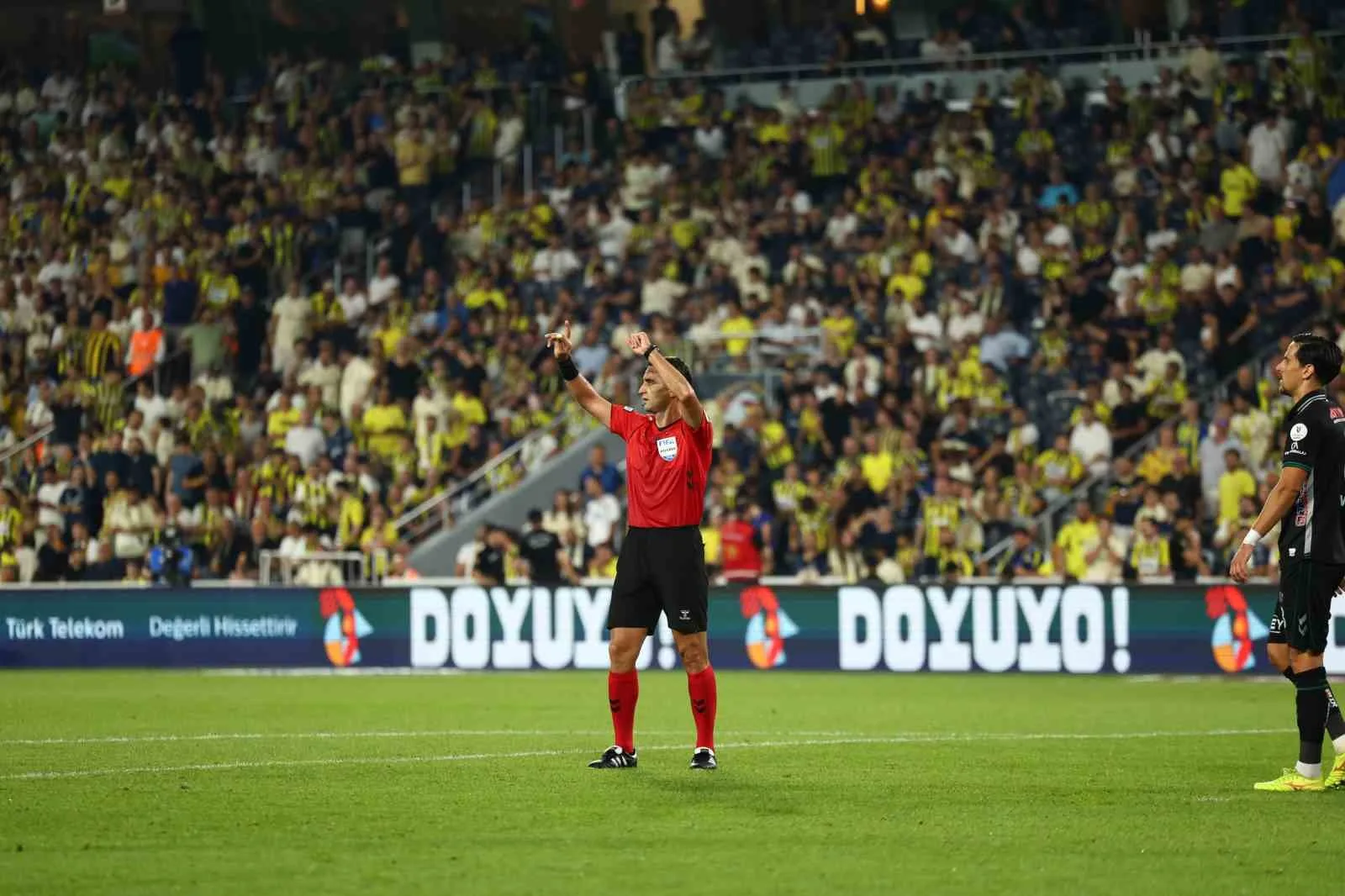 TRENDYOL SÜPER LİG'İN 2. HAFTASINDA FENERBAHÇE, EVİNDE KARŞILAŞTIĞI KONYASPOR'U 4-2 MAĞLUP ETTİ.