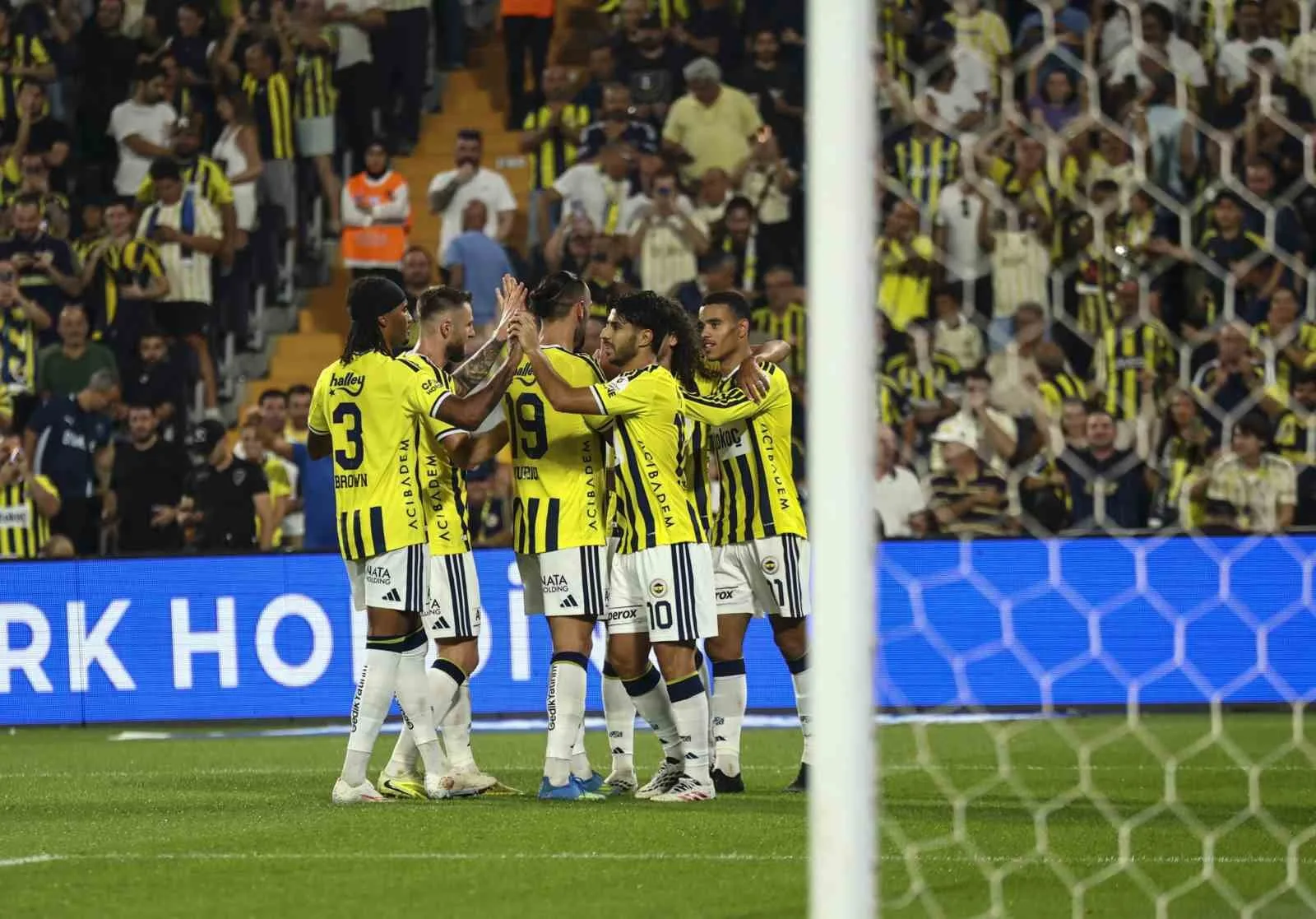 TRENDYOL SÜPER LİG'İN 2. HAFTASINDA FENERBAHÇE, EVİNDE KARŞILAŞTIĞI KONYASPOR'U 4-2 MAĞLUP ETTİ.