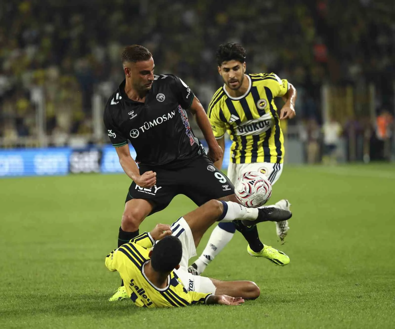 TRENDYOL SÜPER LİG'İN 2. HAFTASINDA FENERBAHÇE, EVİNDE KARŞILAŞTIĞI KONYASPOR'U 4-2 MAĞLUP ETTİ.