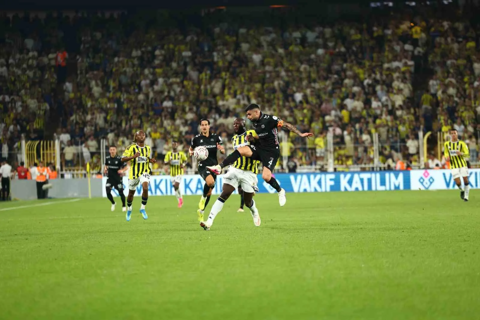 TRENDYOL SÜPER LİG'İN 2. HAFTASINDA FENERBAHÇE, EVİNDE KARŞILAŞTIĞI KONYASPOR'U 4-2 MAĞLUP ETTİ.