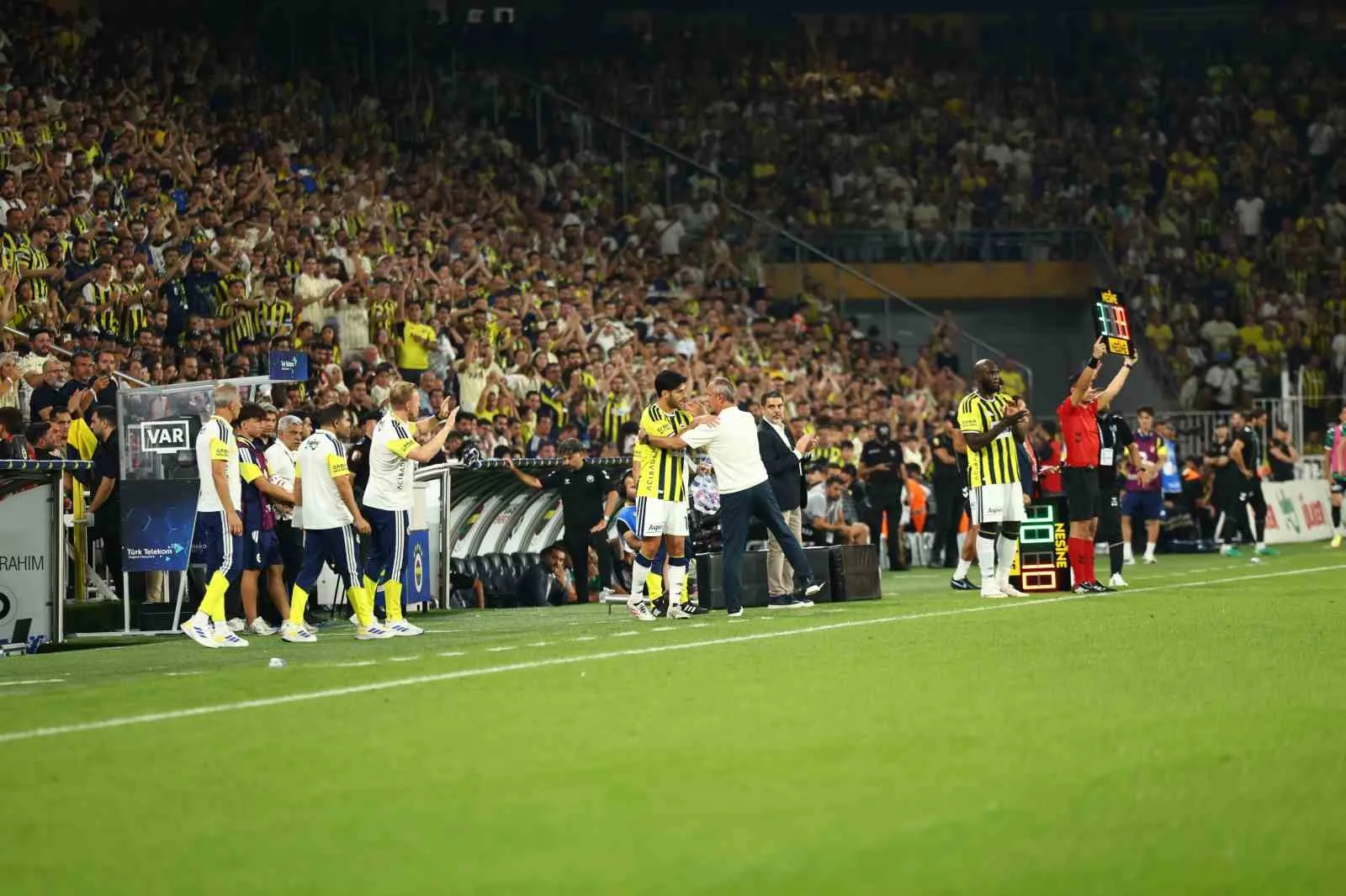 TRENDYOL SÜPER LİG'İN 2. HAFTASINDA FENERBAHÇE, EVİNDE KARŞILAŞTIĞI KONYASPOR'U 4-2 MAĞLUP ETTİ.