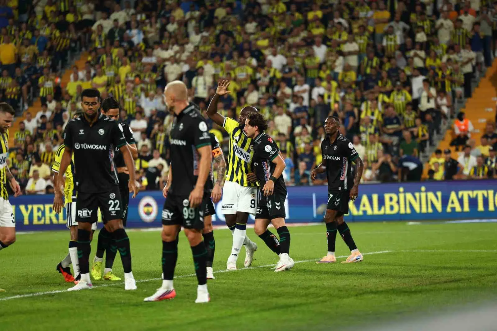 TRENDYOL SÜPER LİG'İN 2. HAFTASINDA FENERBAHÇE, EVİNDE KARŞILAŞTIĞI KONYASPOR'U 4-2 MAĞLUP ETTİ.
