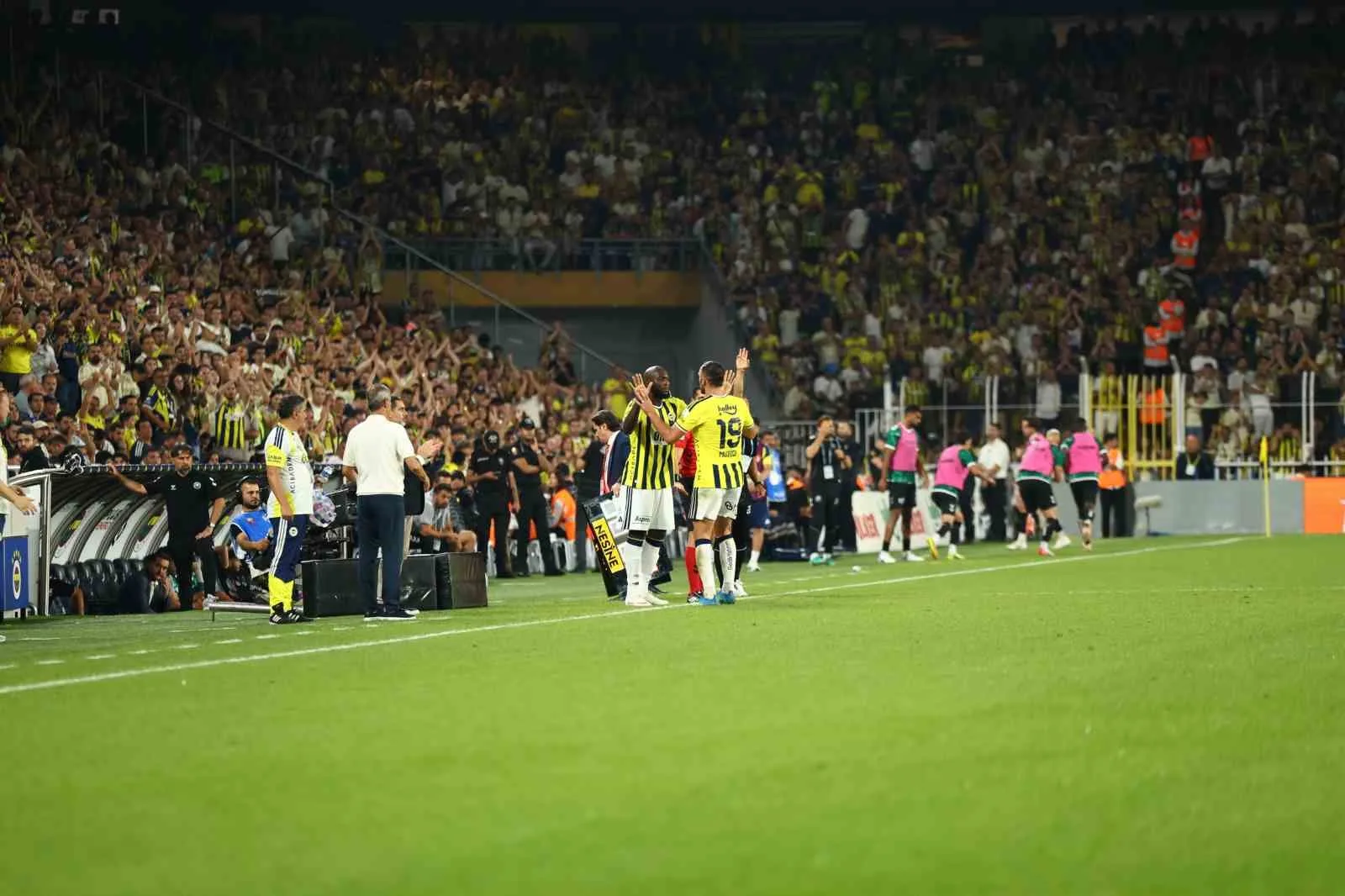 TRENDYOL SÜPER LİG'İN 2. HAFTASINDA FENERBAHÇE, EVİNDE KARŞILAŞTIĞI KONYASPOR'U 4-2 MAĞLUP ETTİ.