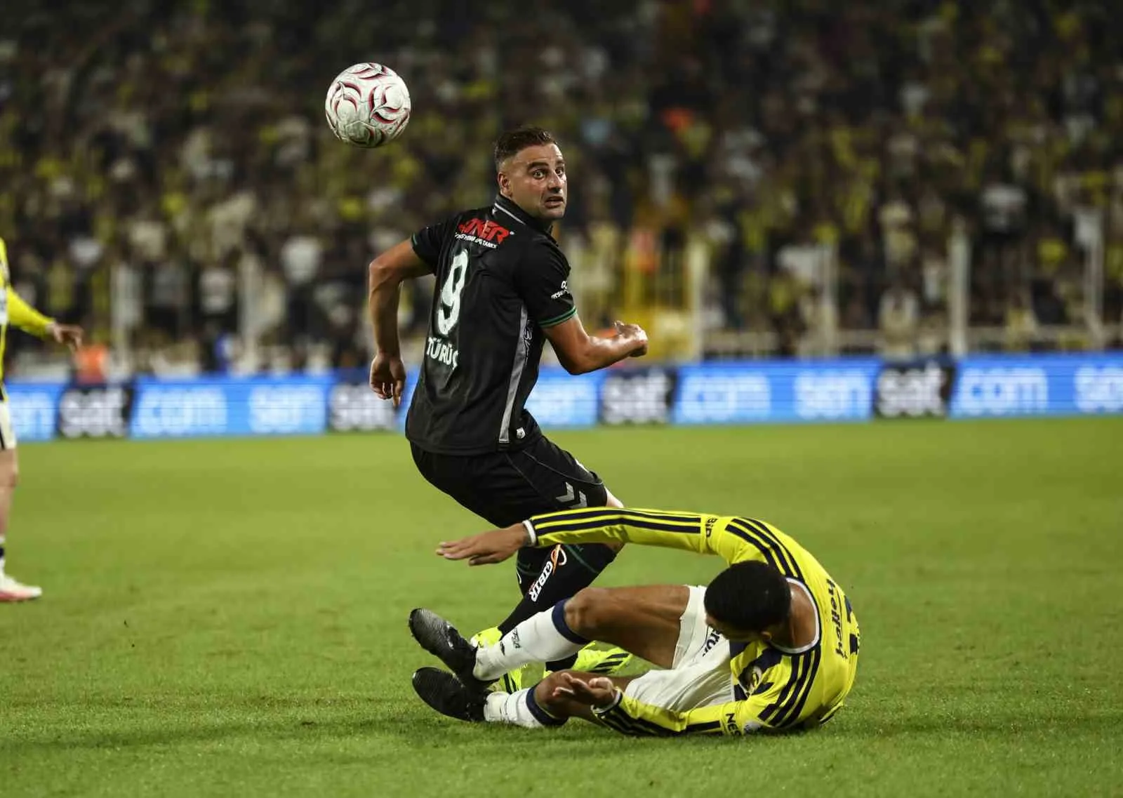 TRENDYOL SÜPER LİG'İN 2. HAFTASINDA FENERBAHÇE, EVİNDE KARŞILAŞTIĞI KONYASPOR'U 4-2 MAĞLUP ETTİ.