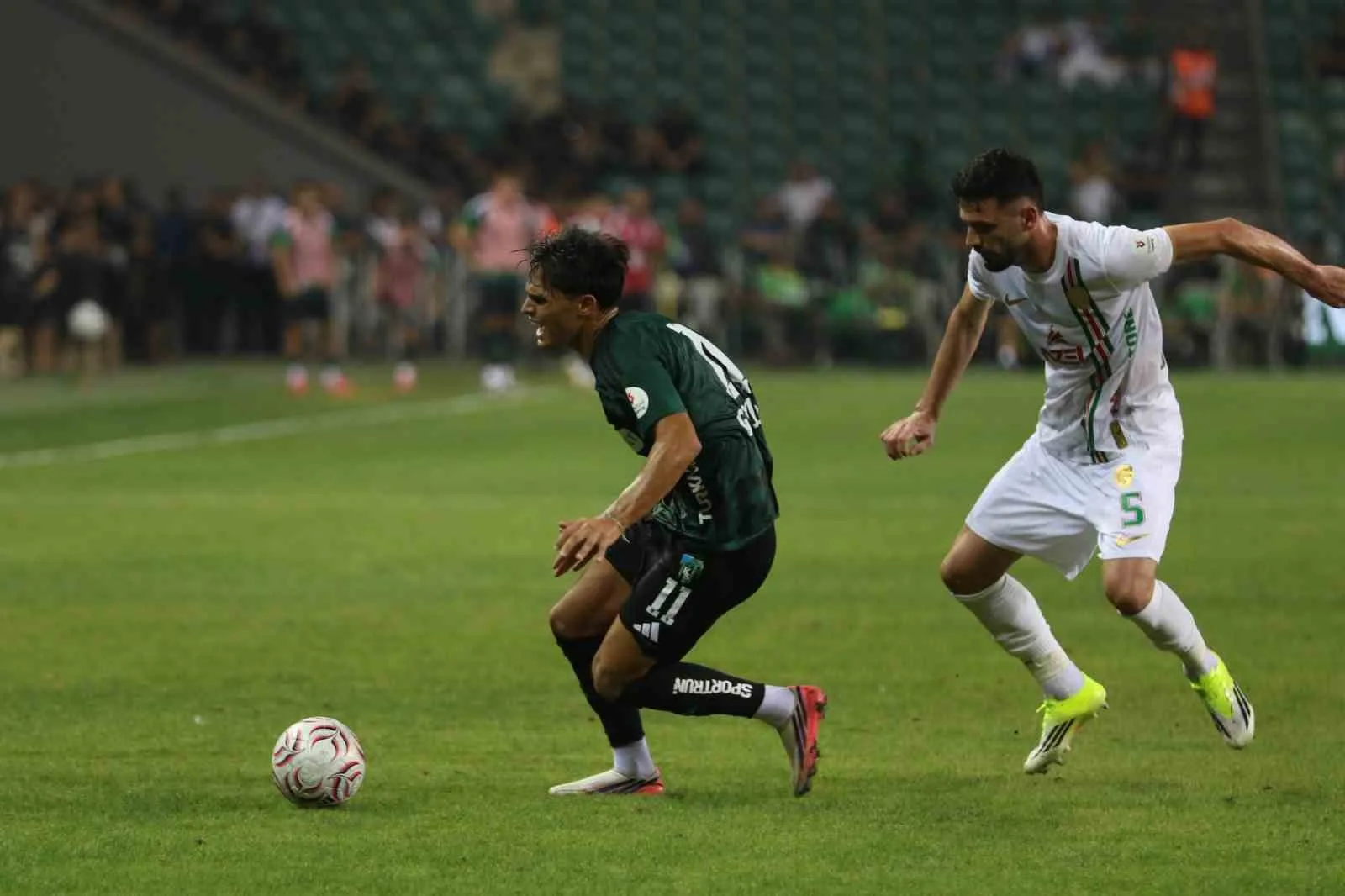 TRENDYOL SÜPER LİG’İN 2. HAFTASINDA KOCAELİSPOR, SAHASINDA AMED SPORTİF FAALİYETLER İLE KARŞI KARŞIYA GELİYOR. MÜSABAKANIN İLK YARISI KOCAELİSPOR'UN 1-0'LIK ÜSTÜNLÜĞÜYLE TAMAMLANDI.